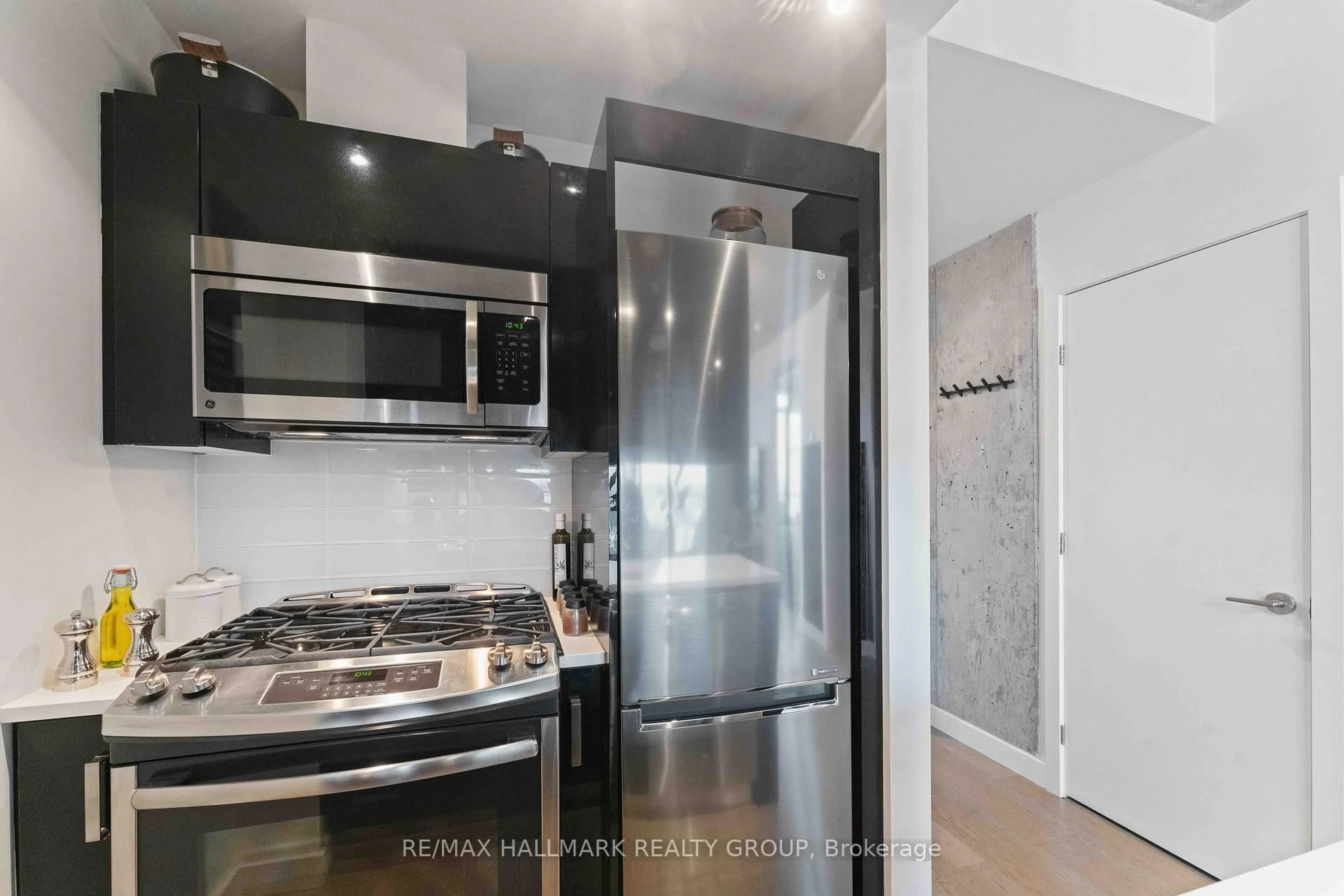 Standard kitchen, unknown for 224 LYON St #903, Ottawa Ontario K1R 0C1