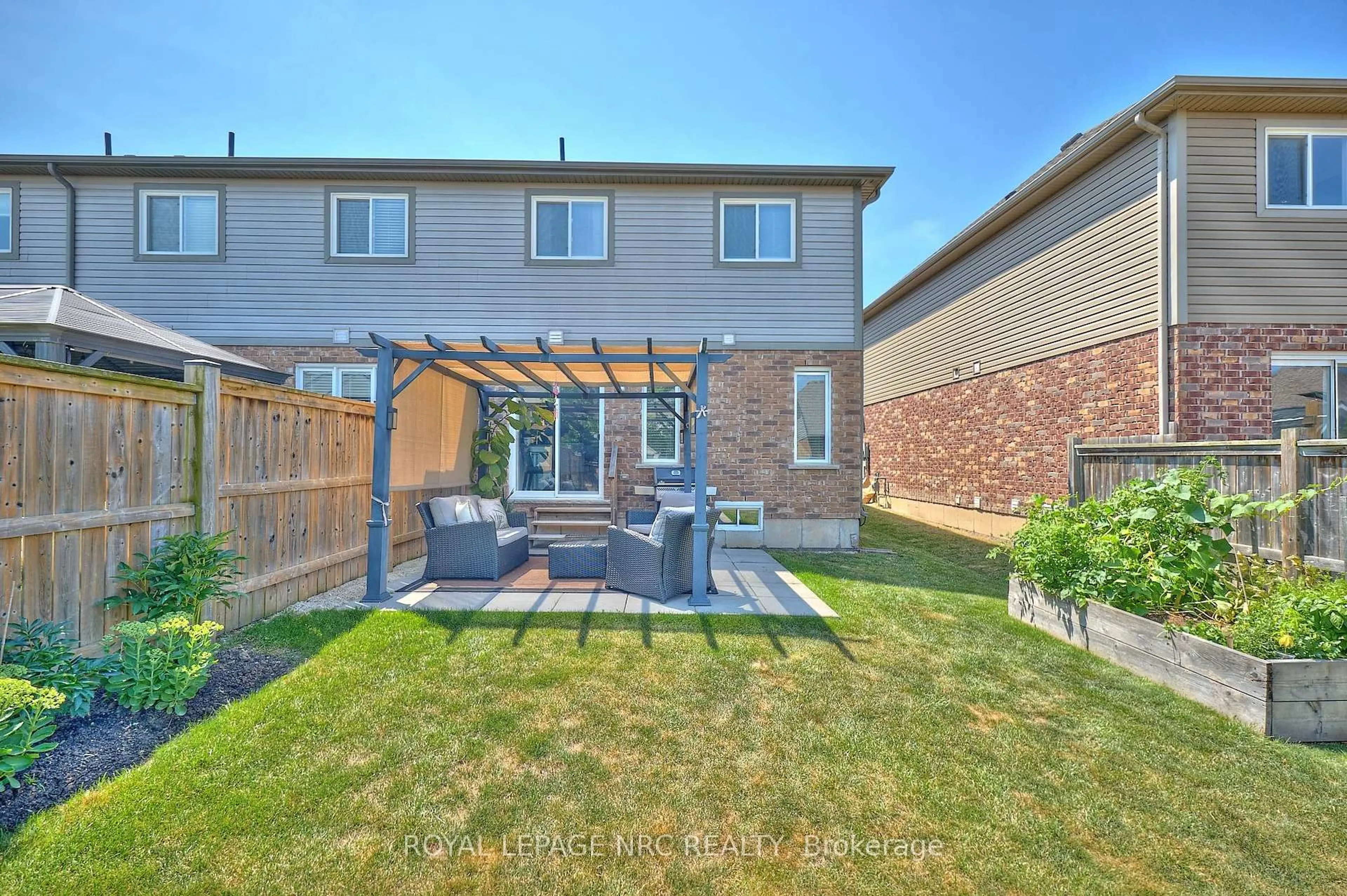 Patio, street for 118 Roselawn Cres, Welland Ontario L3C 0C4