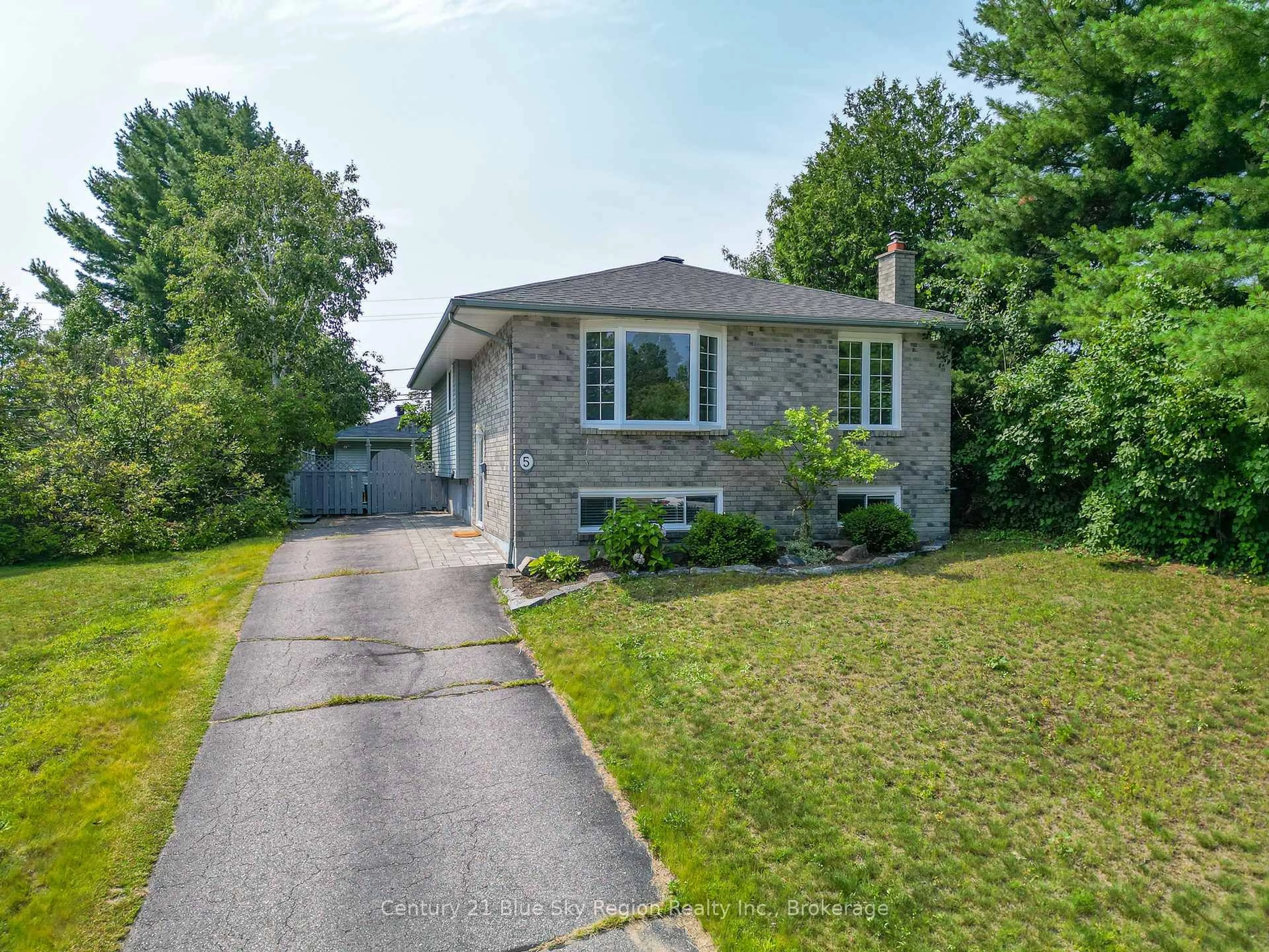 A pic from outside/outdoor area/front of a property/back of a property/a pic from drone, street for 5 Merlin Ave, North Bay Ontario P1A 3V6