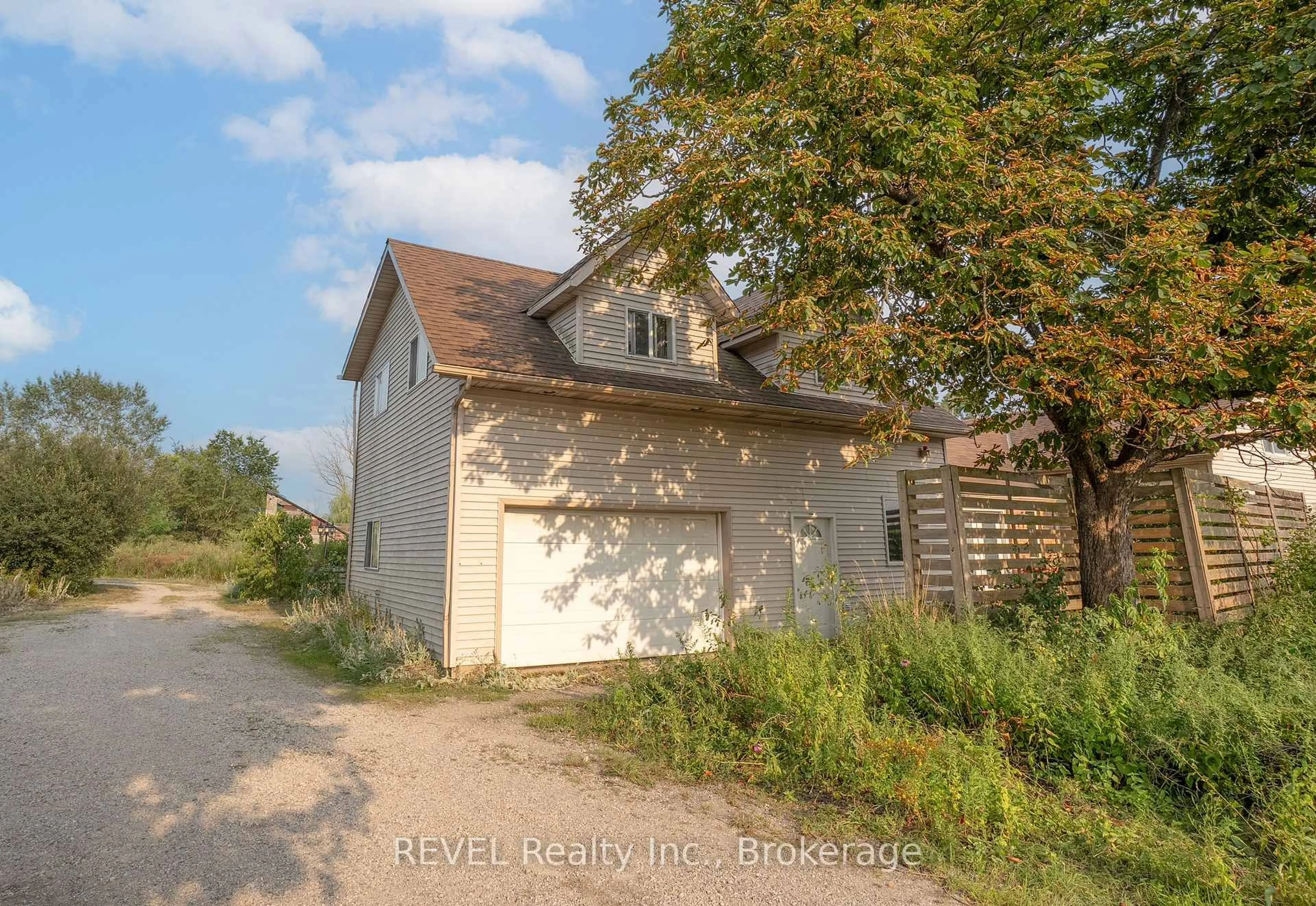 A pic from outside/outdoor area/front of a property/back of a property/a pic from drone, street for 11790 Montrose Rd, Niagara Falls Ontario L3B 5N4