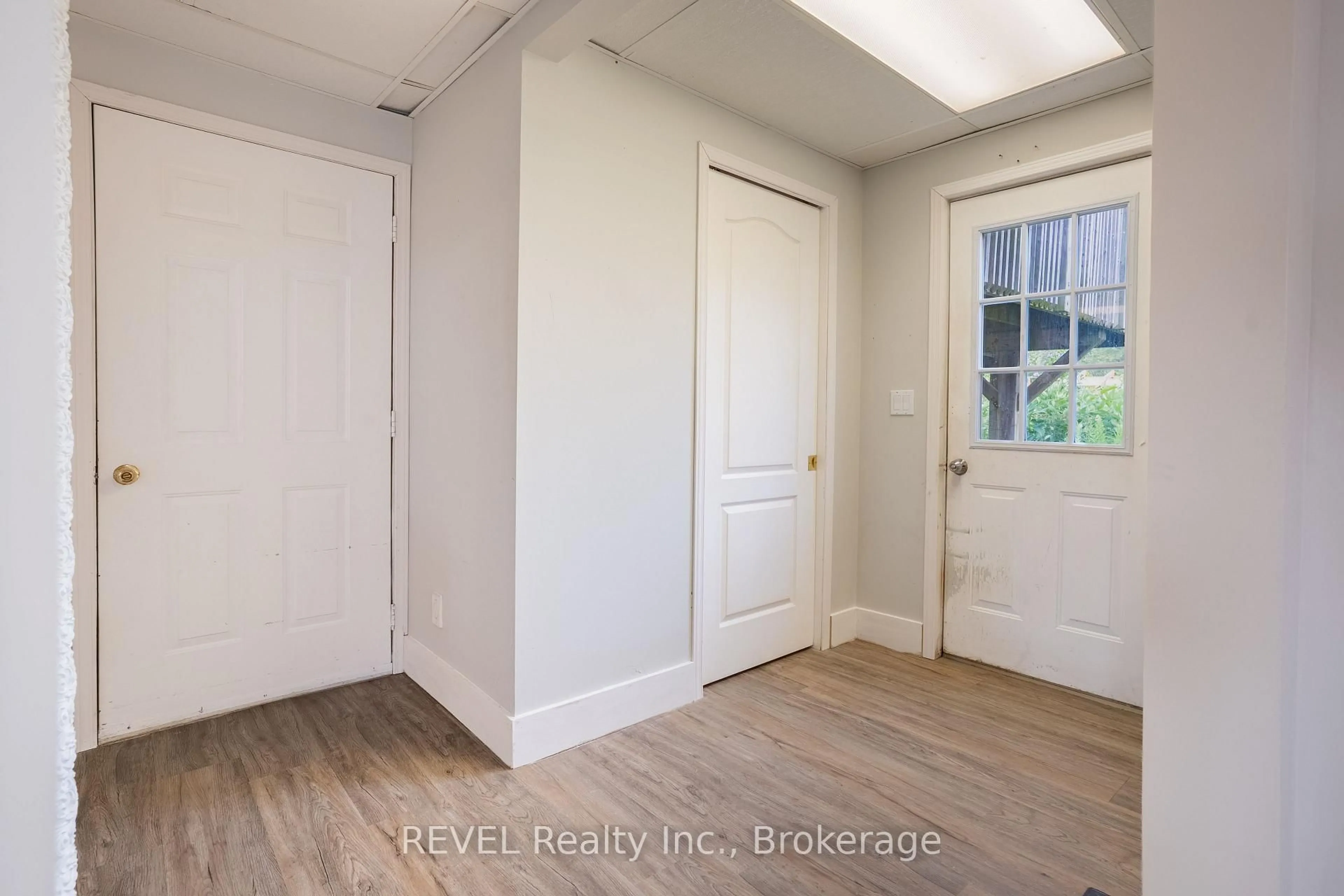 Indoor entryway for 11790 Montrose Rd, Niagara Falls Ontario L3B 5N4