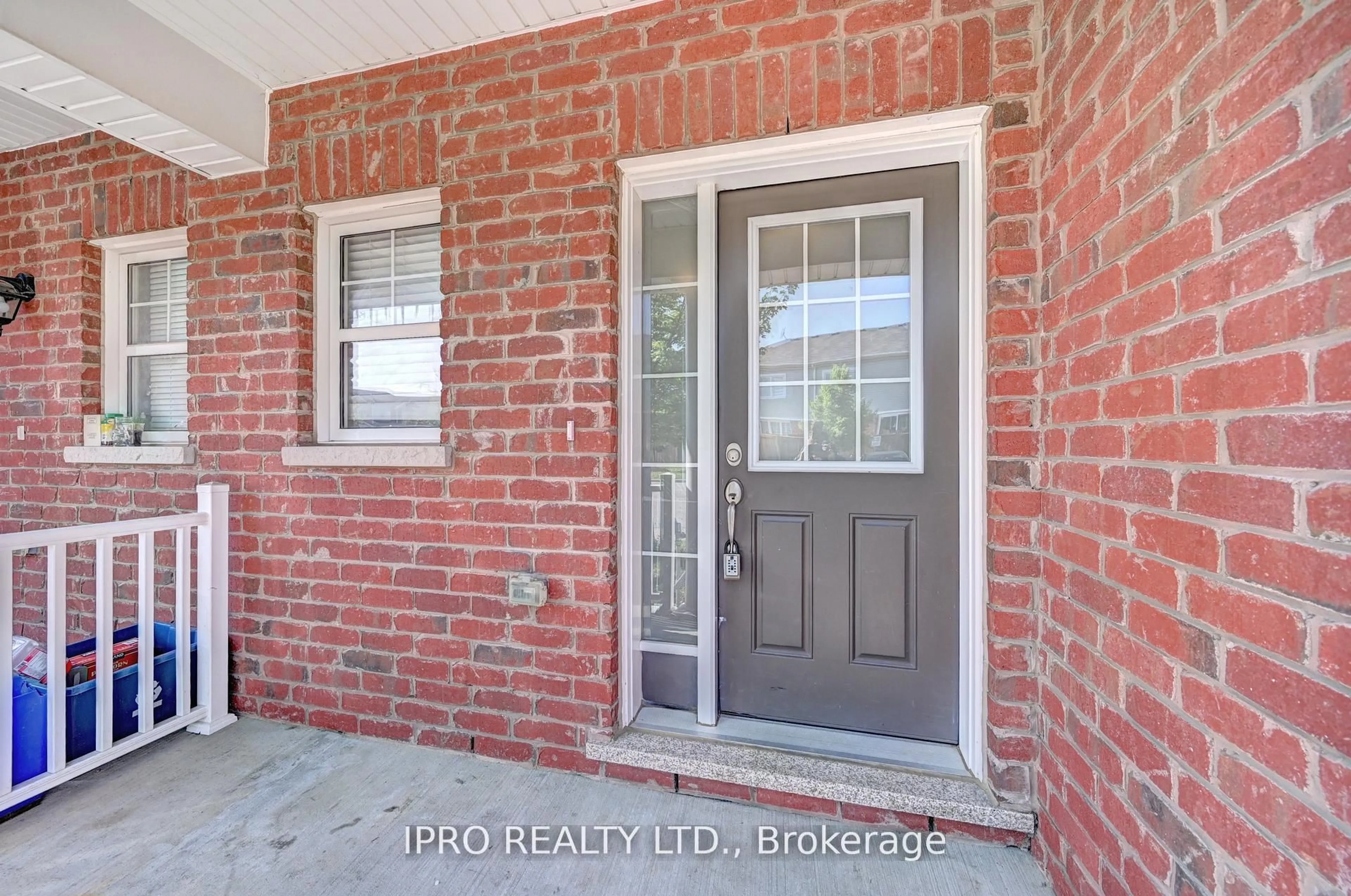 Indoor entryway for 216 Waterbrook Lane, Kitchener Ontario N2P 0H7