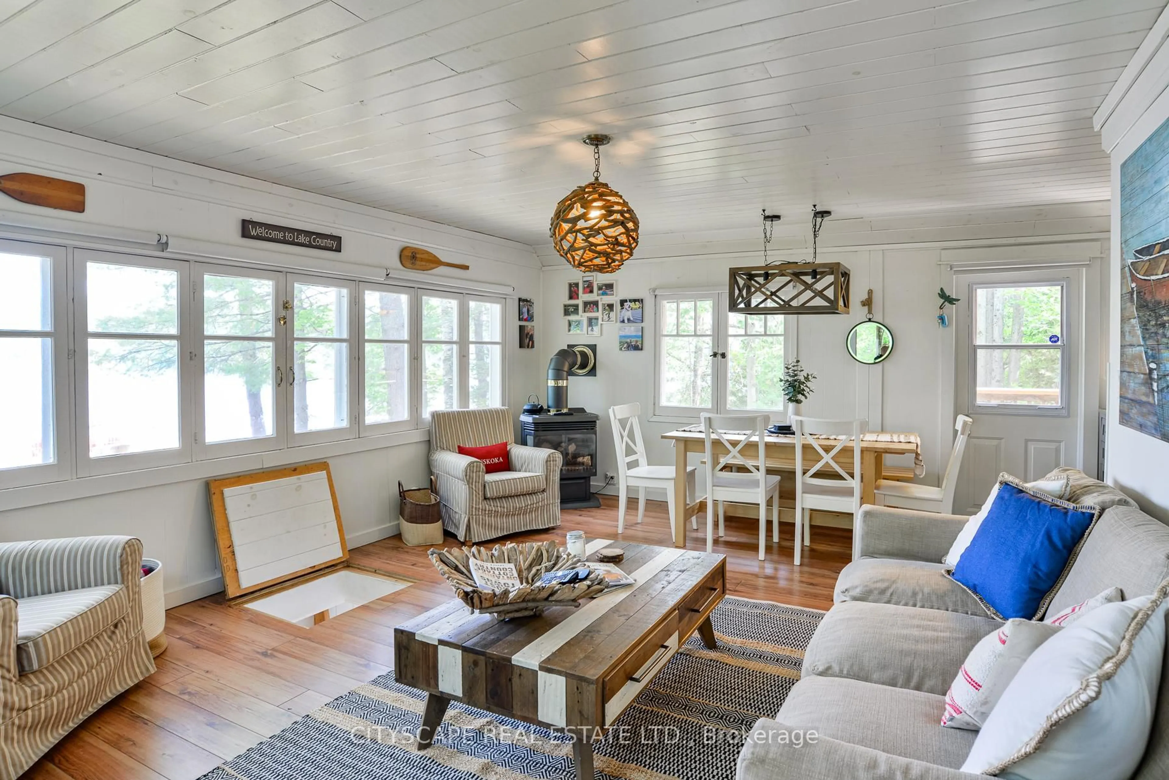 Living room with furniture, wood/laminate floor for 1100 Hewitt St #2, Gravenhurst Ontario P1P 1R3