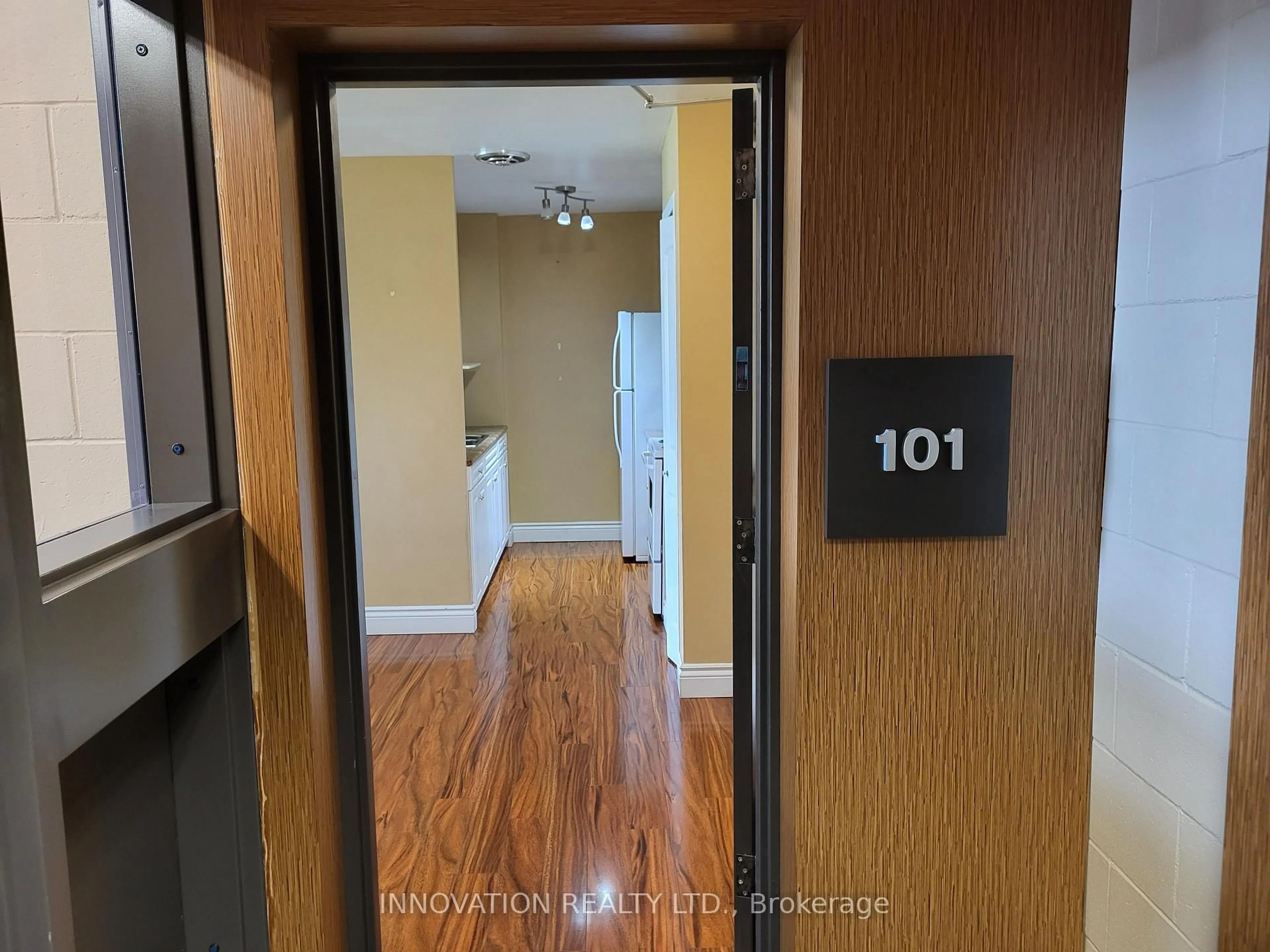 Indoor entryway for 25 Tamarack St #101, Deep River Ontario K0J 1P0