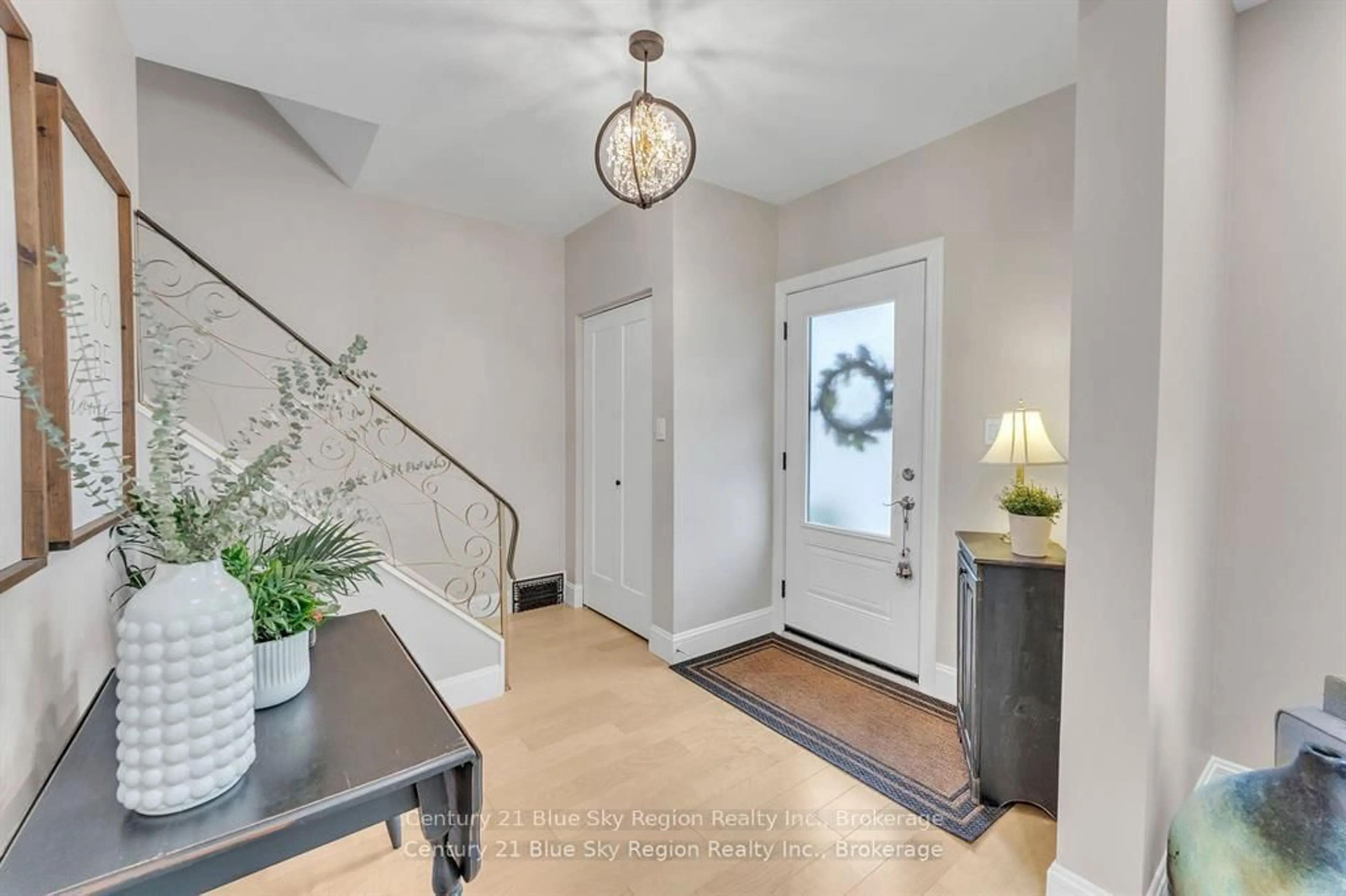 Indoor entryway for 645 Jane St, North Bay Ontario P1B 3H1