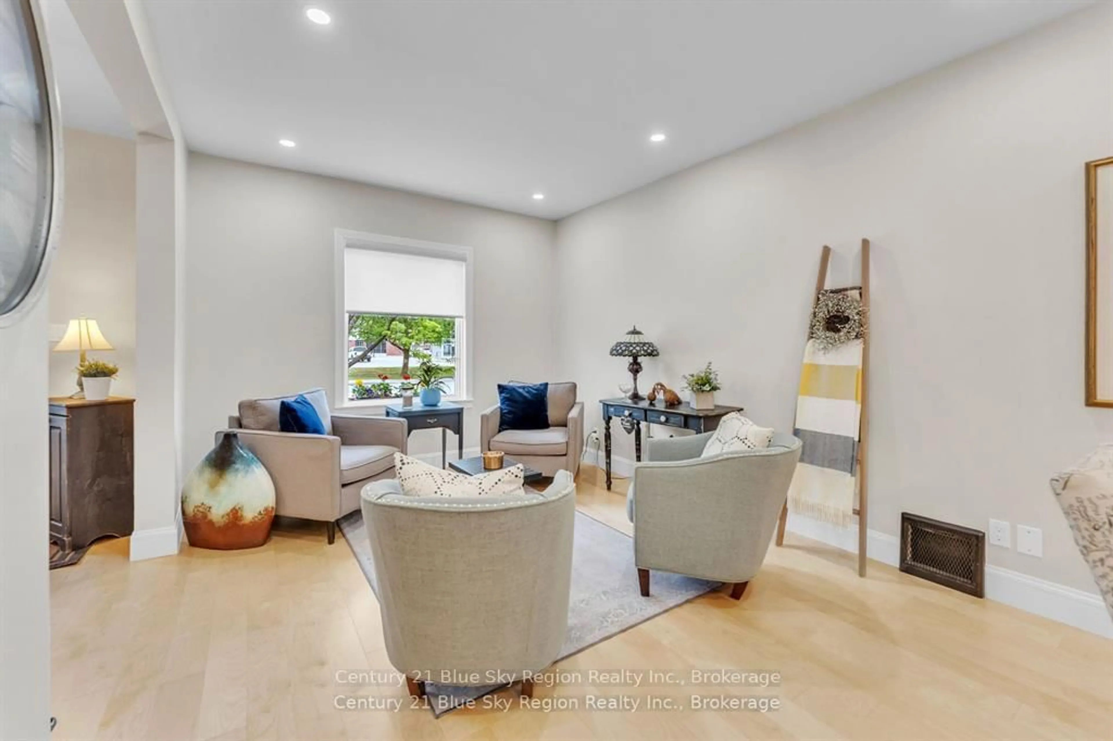 Living room with furniture, unknown for 645 Jane St, North Bay Ontario P1B 3H1