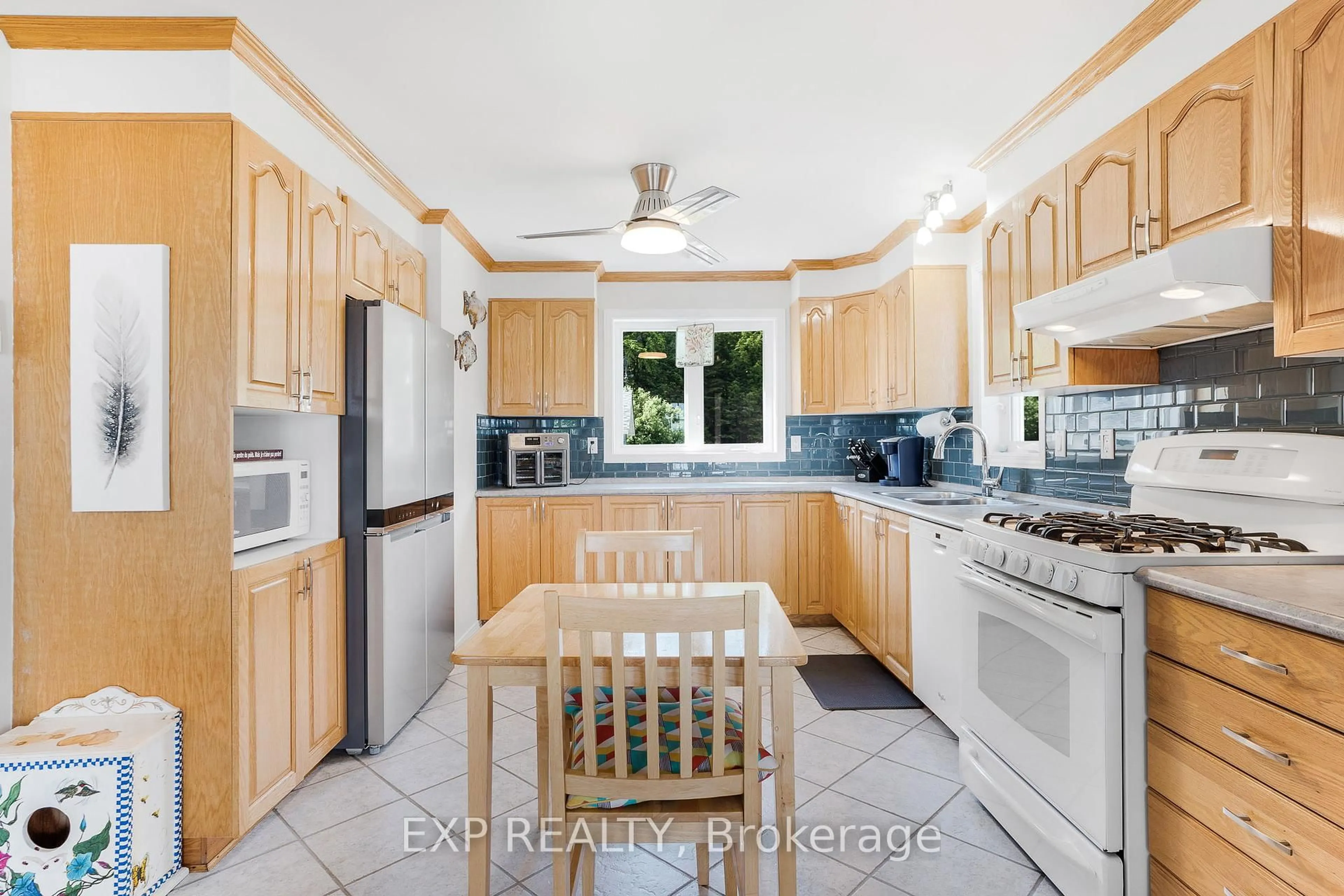 Standard kitchen, ceramic/tile floor for 506 Pago Rd, Clarence-Rockland Ontario K4K 1K7