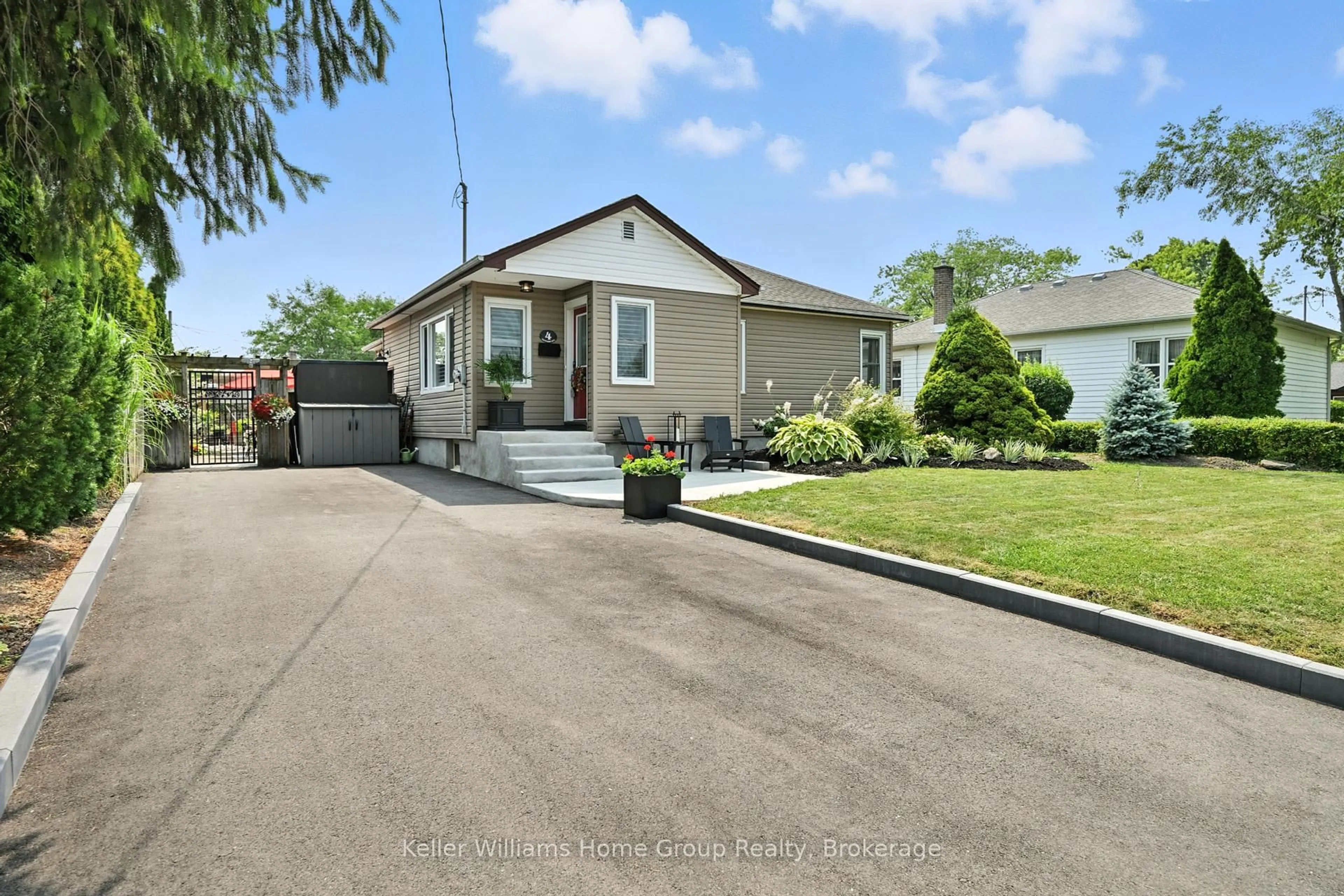 Home with vinyl exterior material, street for 4 Glenview Ave, St. Catharines Ontario L2N 2Z6