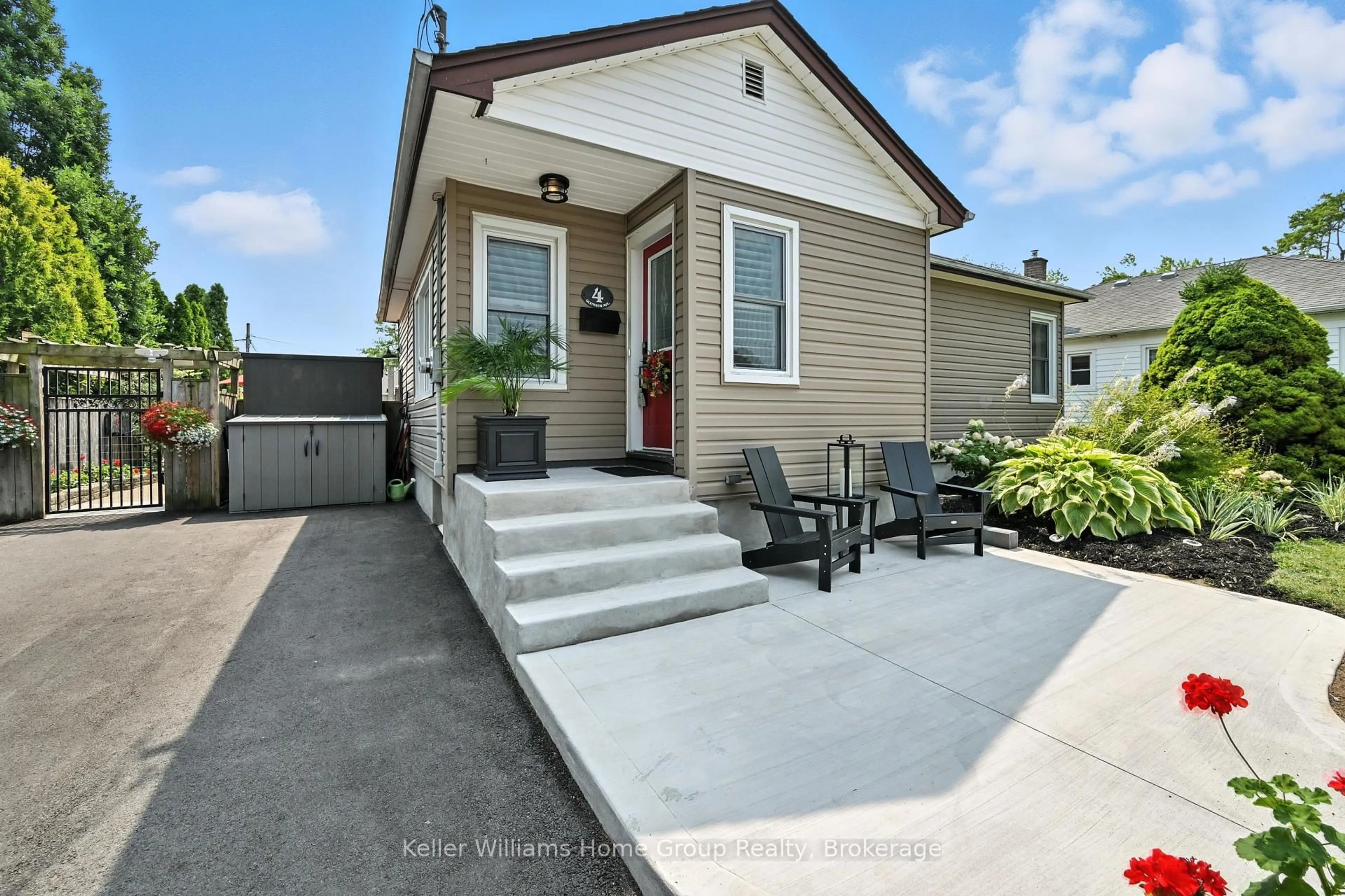 Home with vinyl exterior material, street for 4 Glenview Ave, St. Catharines Ontario L2N 2Z6