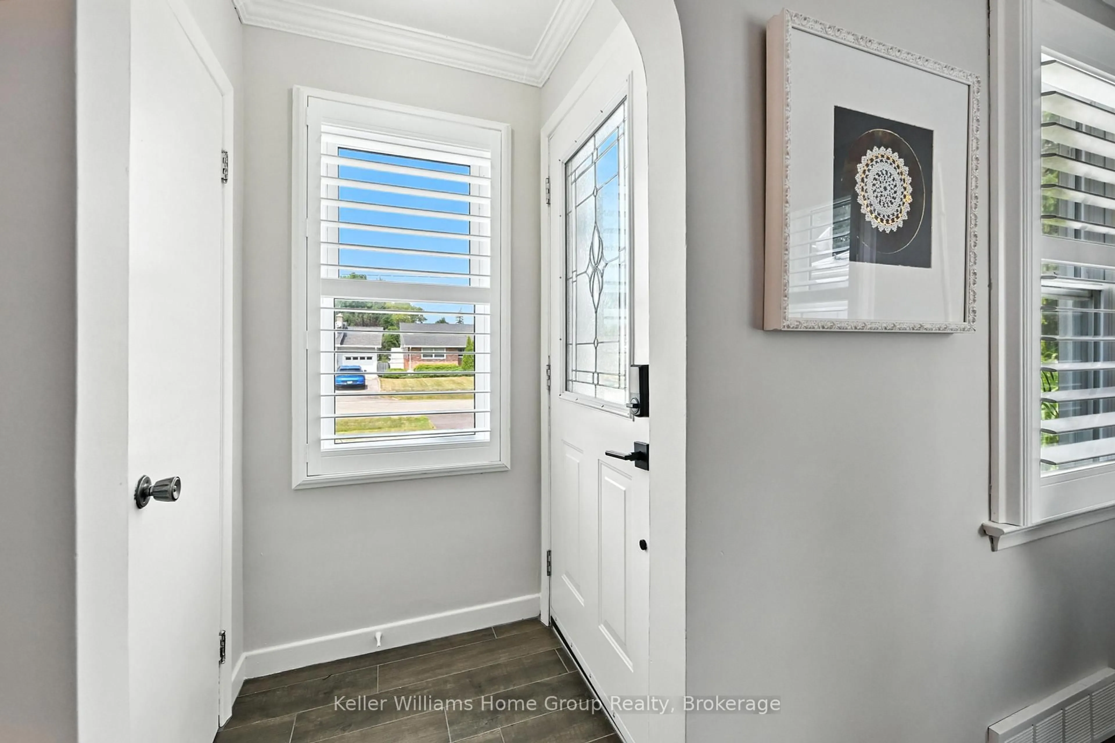 Indoor entryway for 4 Glenview Ave, St. Catharines Ontario L2N 2Z6