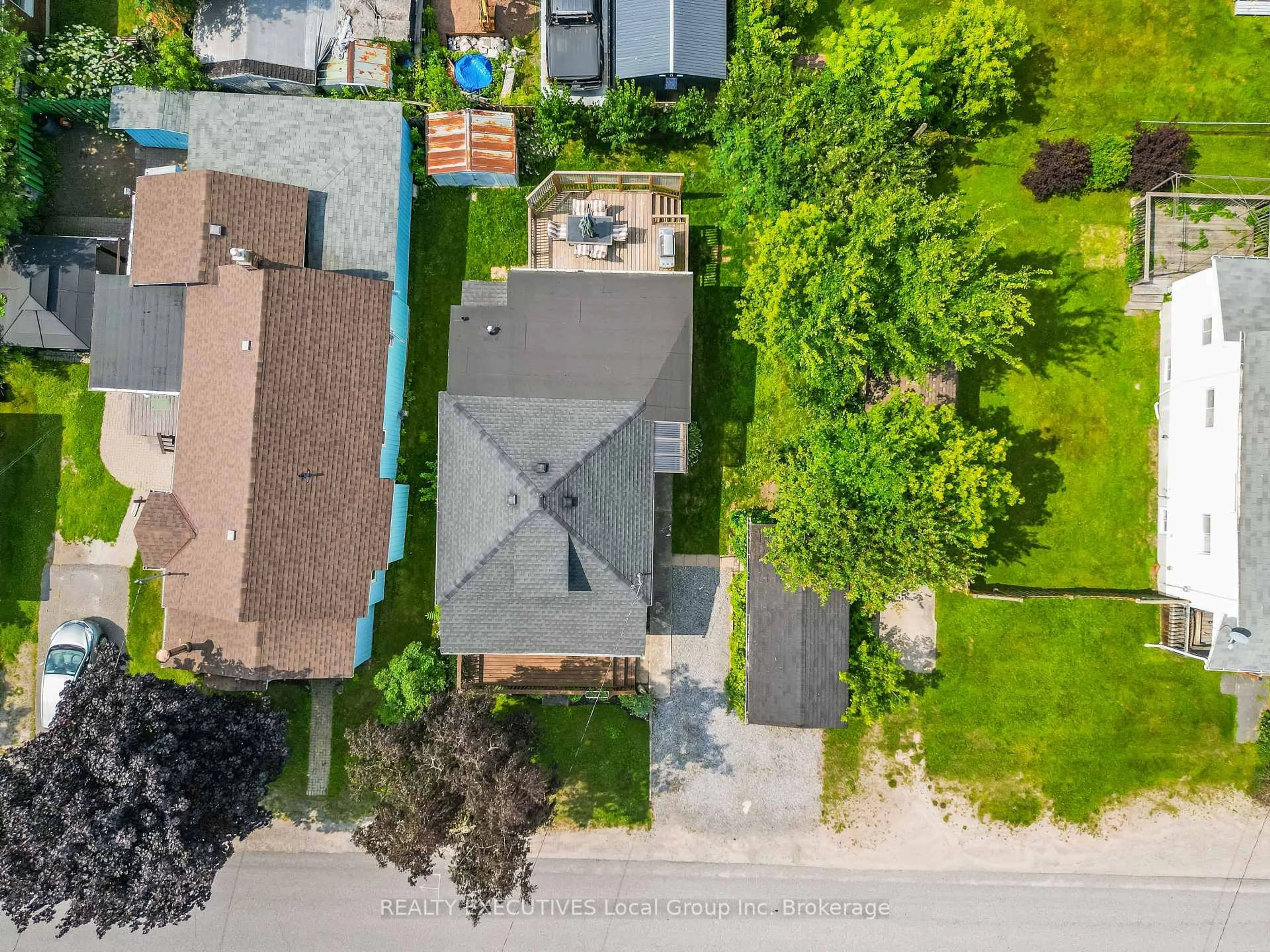 A pic from outside/outdoor area/front of a property/back of a property/a pic from drone, street for 1040 Regina St, North Bay Ontario P1B 2K9