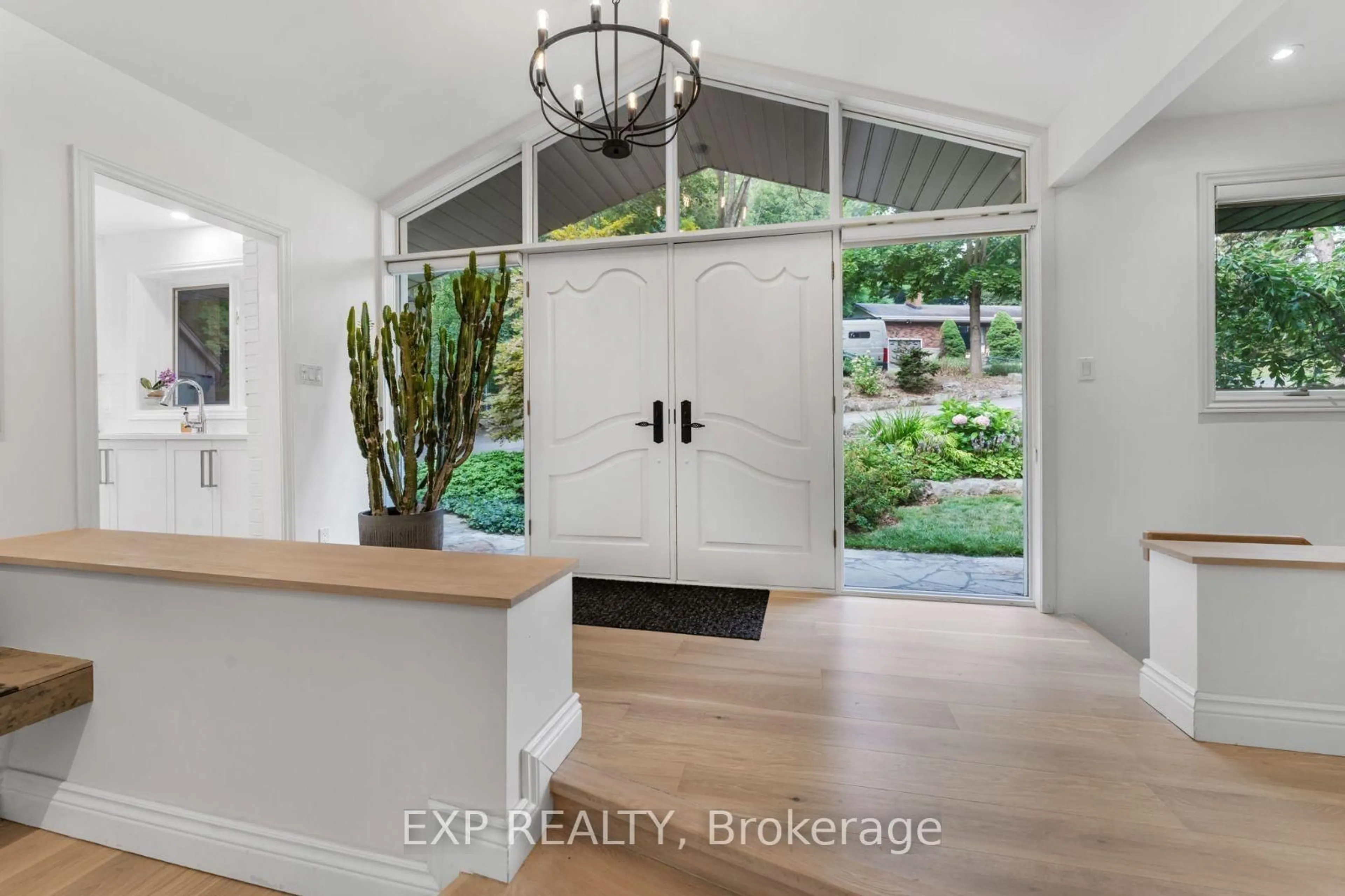 Indoor entryway for 937 Montgomery Dr, Hamilton Ontario L9G 3H6