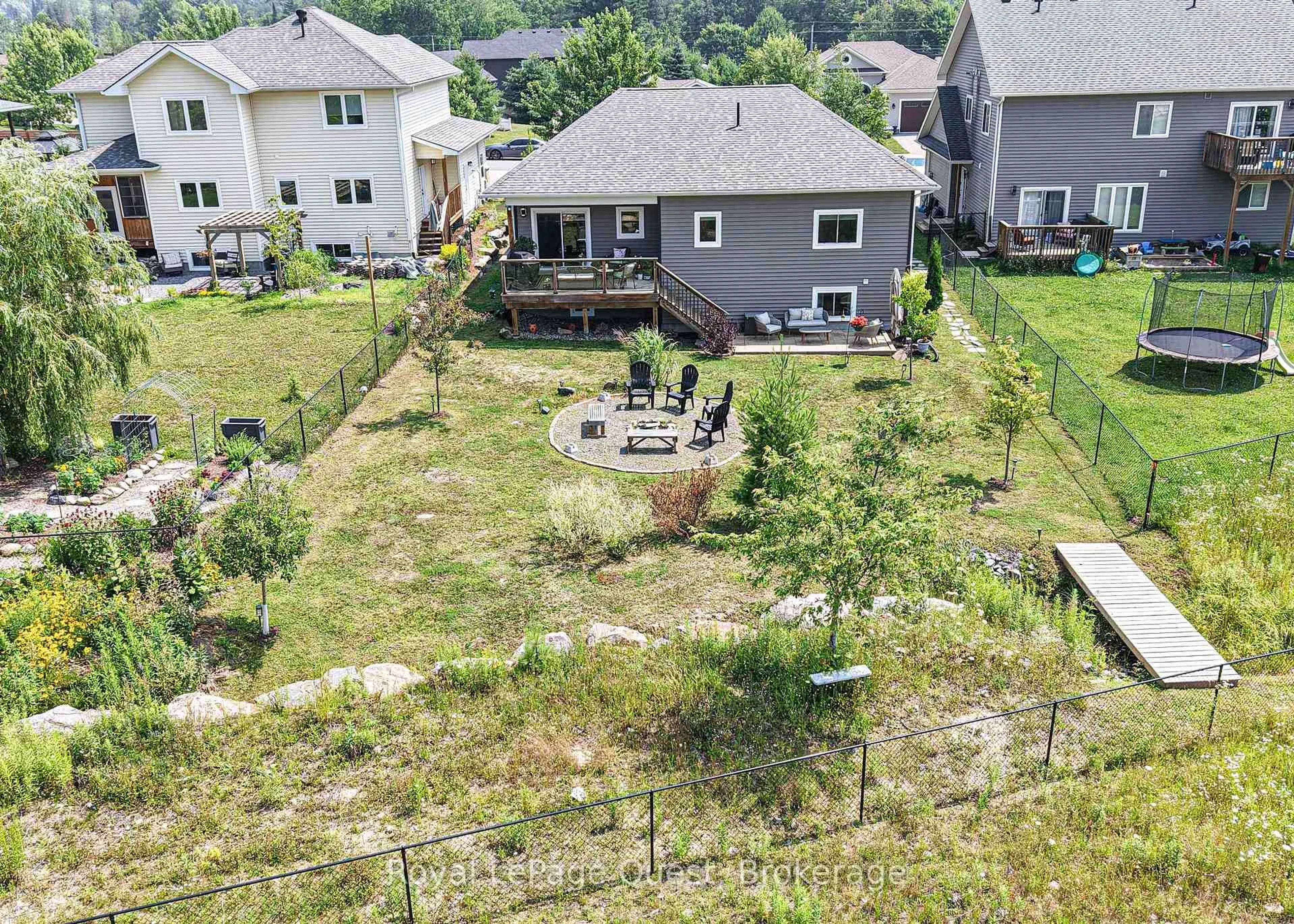 A pic from outside/outdoor area/front of a property/back of a property/a pic from drone, street for 6 Millwood Crt, Huntsville Ontario P1H 1E1