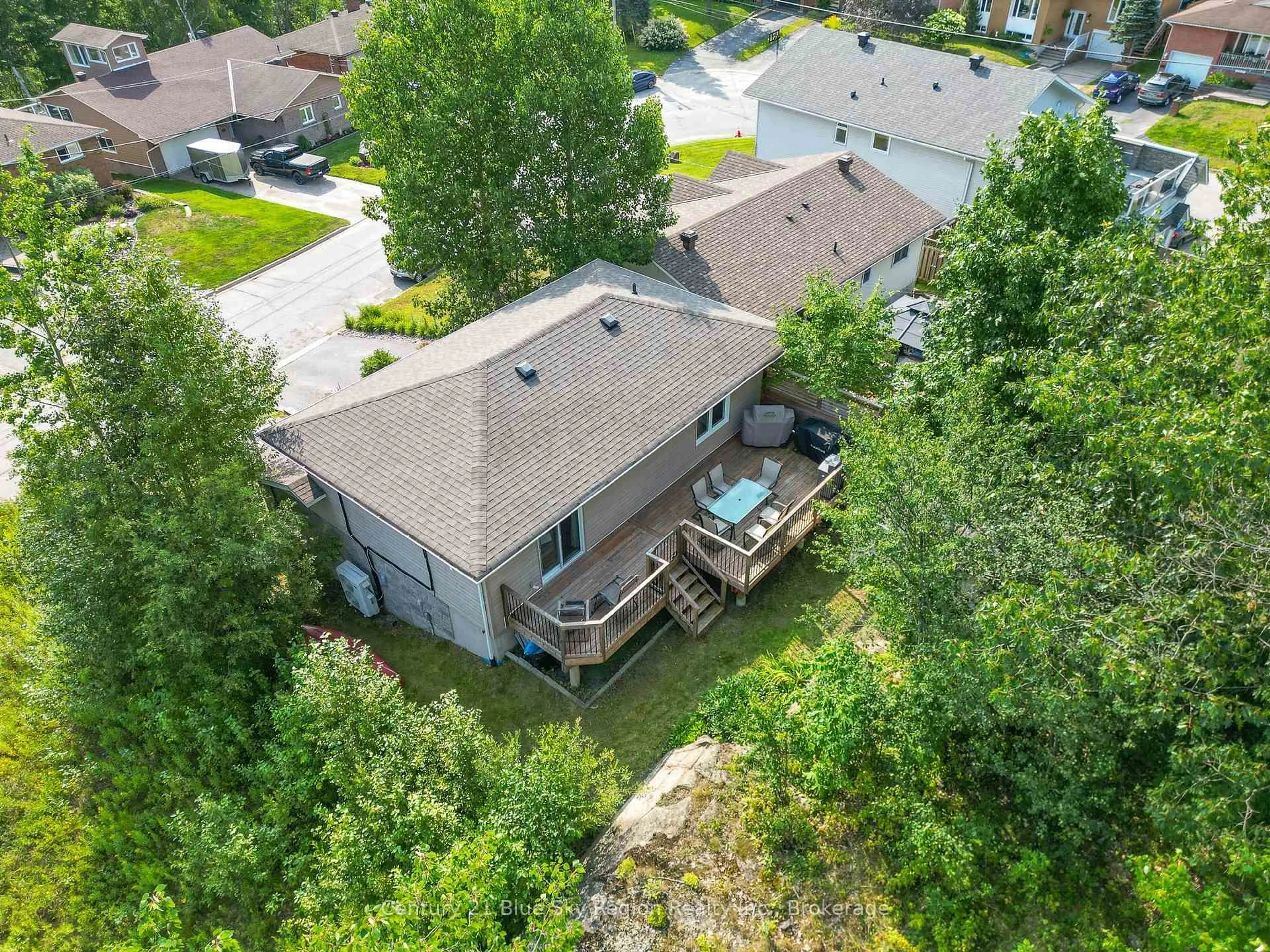 A pic from outside/outdoor area/front of a property/back of a property/a pic from drone, unknown for 77 Shallot Cres, North Bay Ontario P1A 3V7