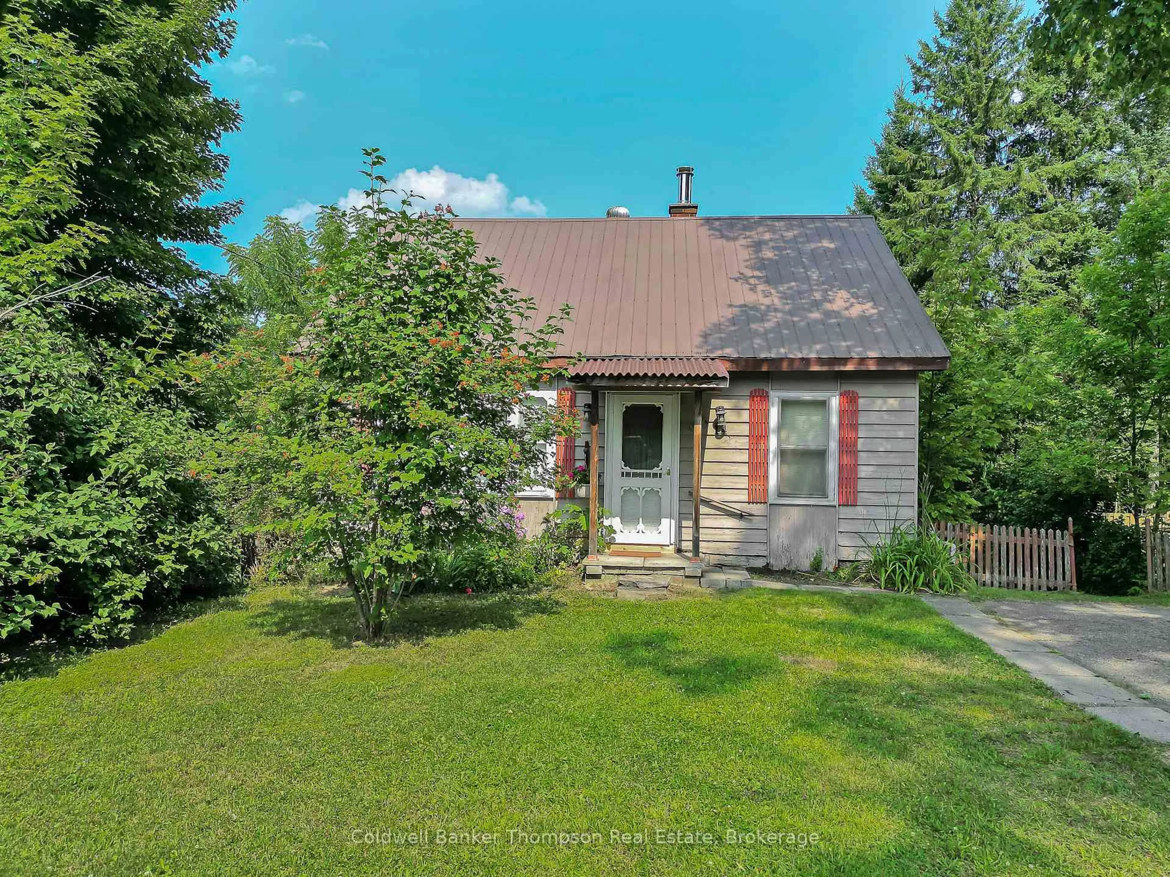 A pic from outside/outdoor area/front of a property/back of a property/a pic from drone, street for 14 Tait St, Huntsville Ontario P1H 1W5