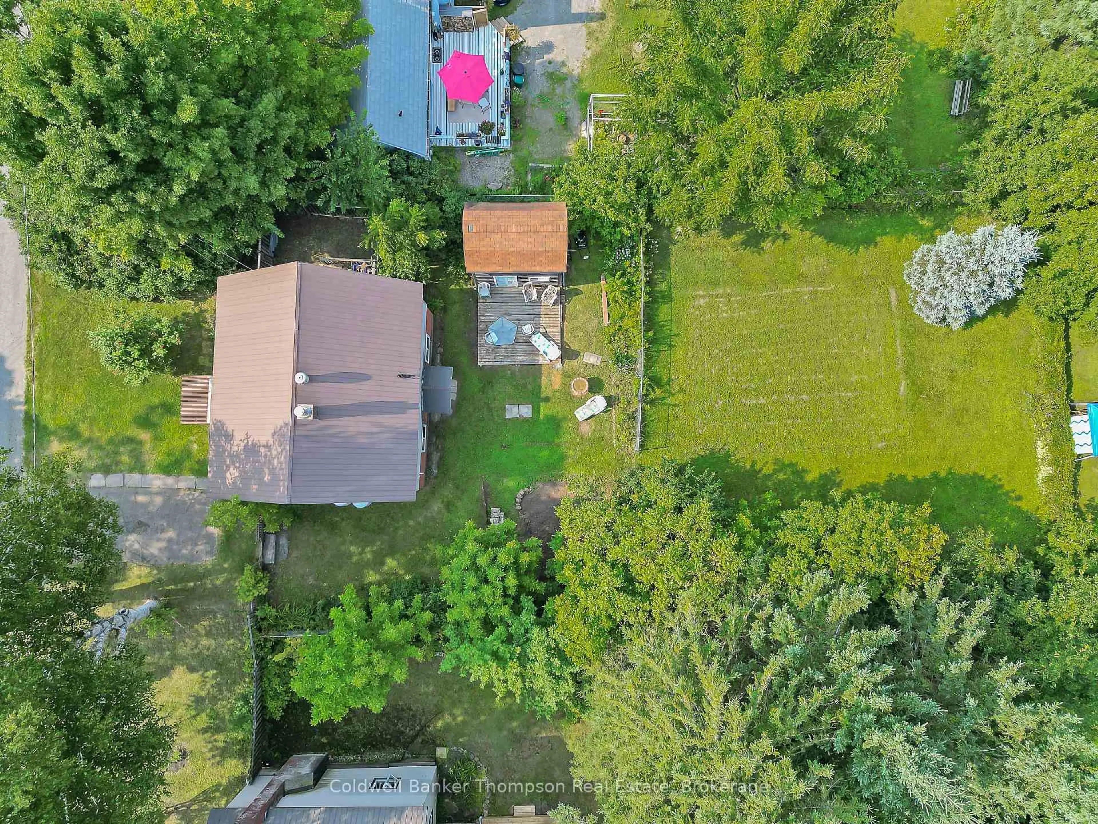 A pic from outside/outdoor area/front of a property/back of a property/a pic from drone, street for 14 Tait St, Huntsville Ontario P1H 1W5