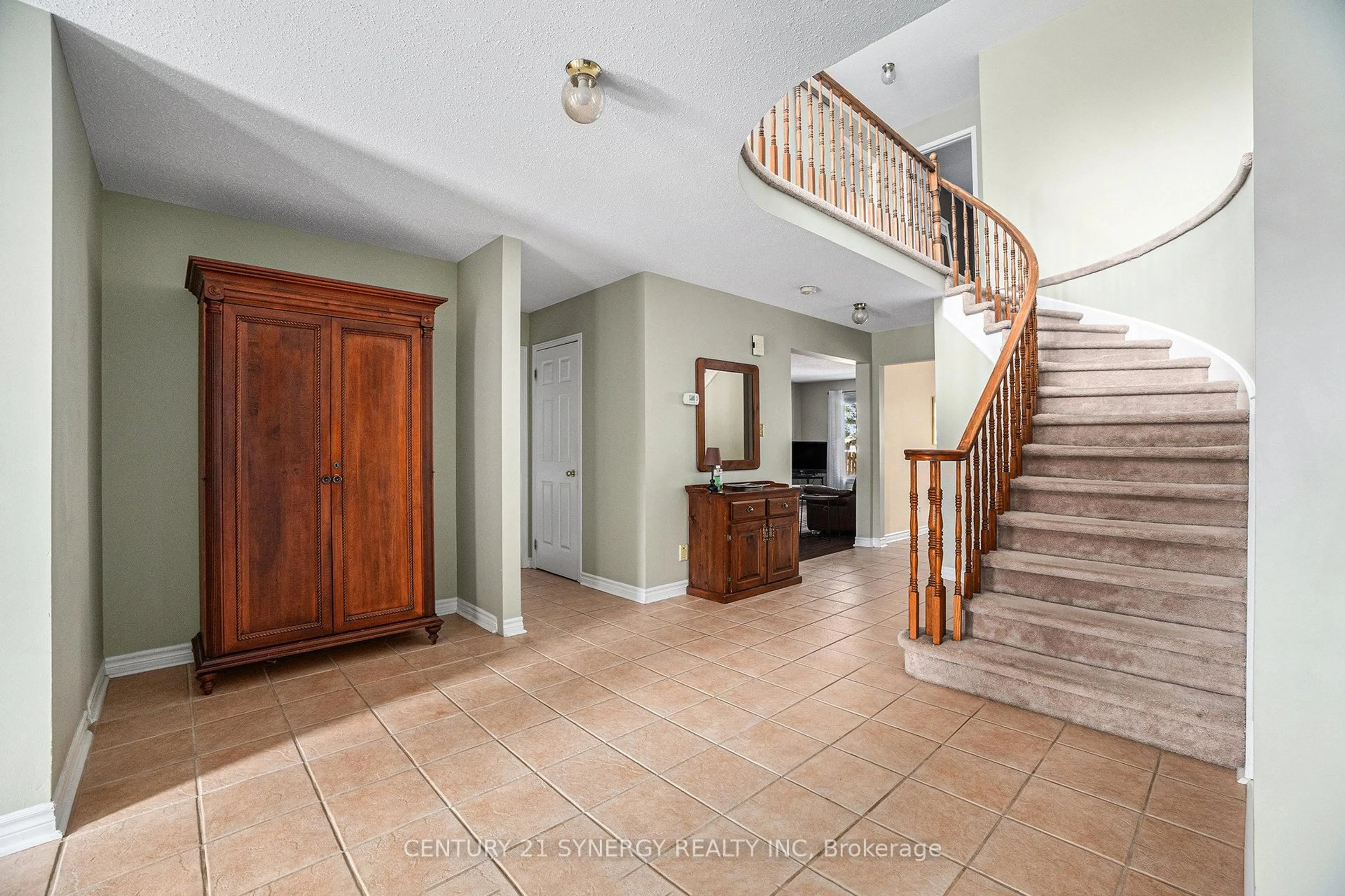 Indoor foyer for 1730 Leduc Cres, Orleans Ontario K4A 2V5
