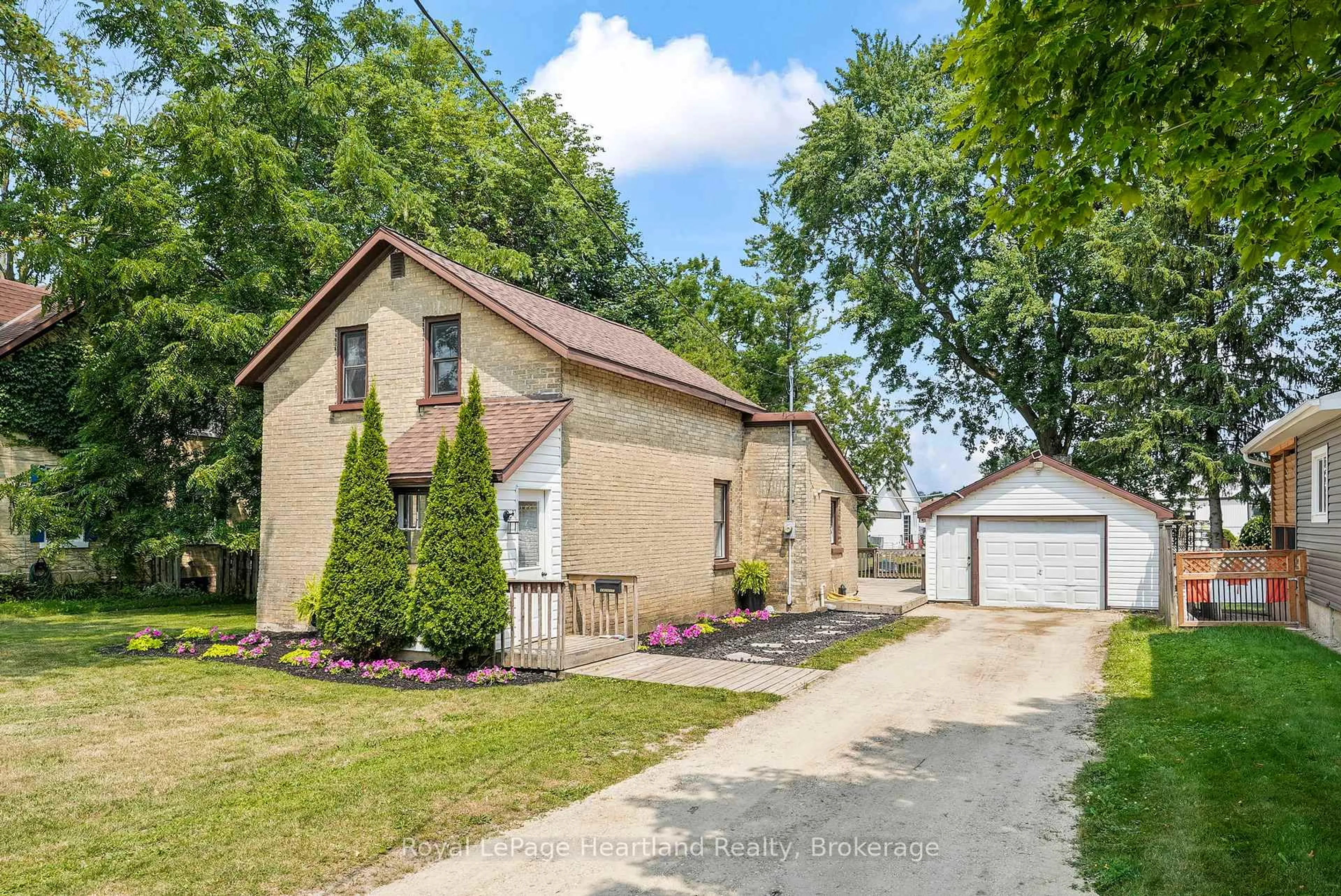 A pic from outside/outdoor area/front of a property/back of a property/a pic from drone, street for 67 ROBERTSON St, Minto Ontario N0G 1Z0