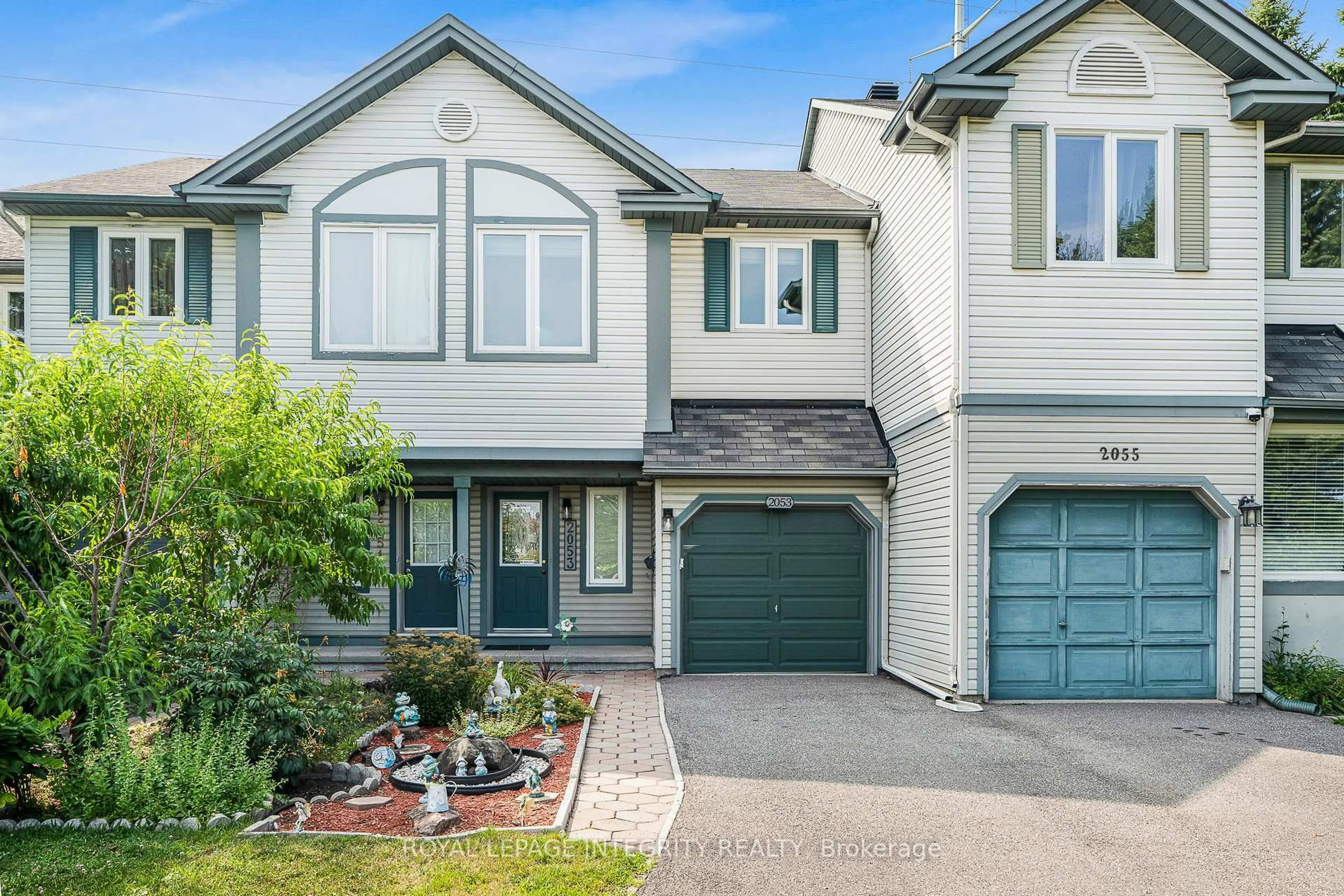 Home with vinyl exterior material, street for 2053 Avenue O Ave, Ottawa Ontario K1G 0B1