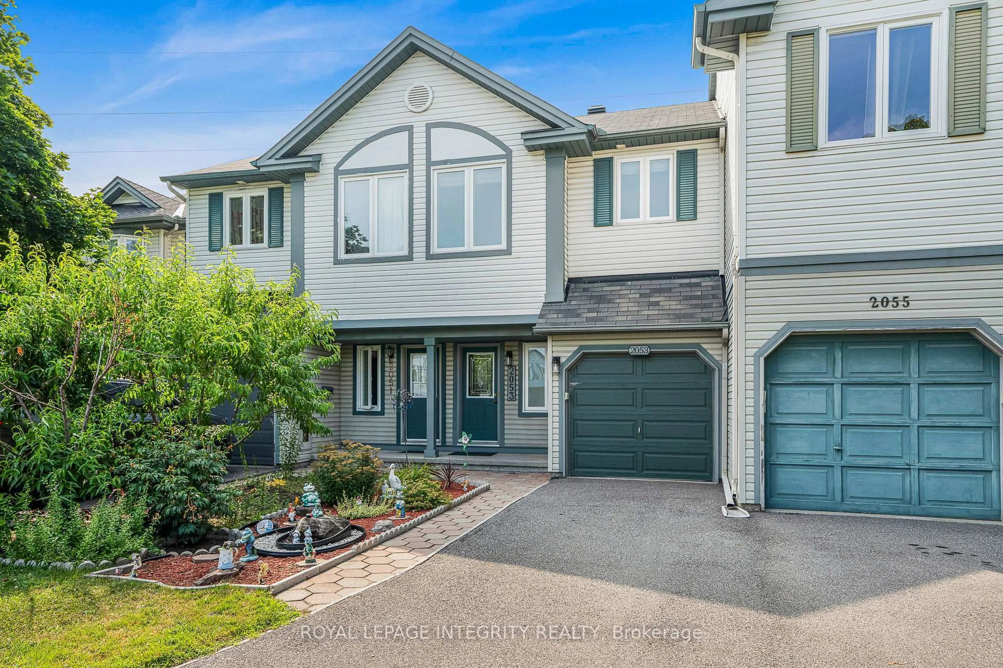 Home with vinyl exterior material, street for 2053 Avenue O Ave, Ottawa Ontario K1G 0B1