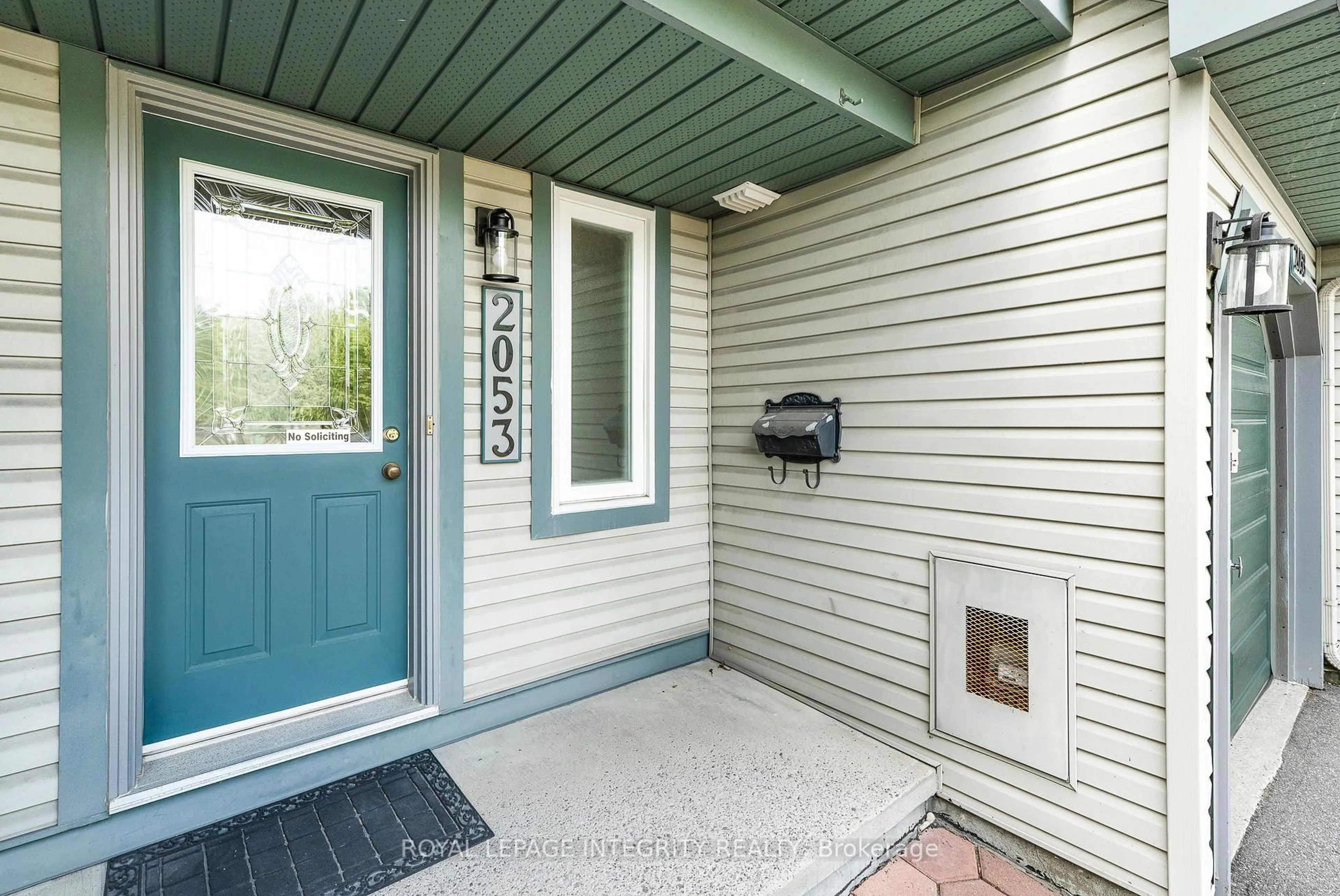 Indoor entryway for 2053 Avenue O Ave, Ottawa Ontario K1G 0B1