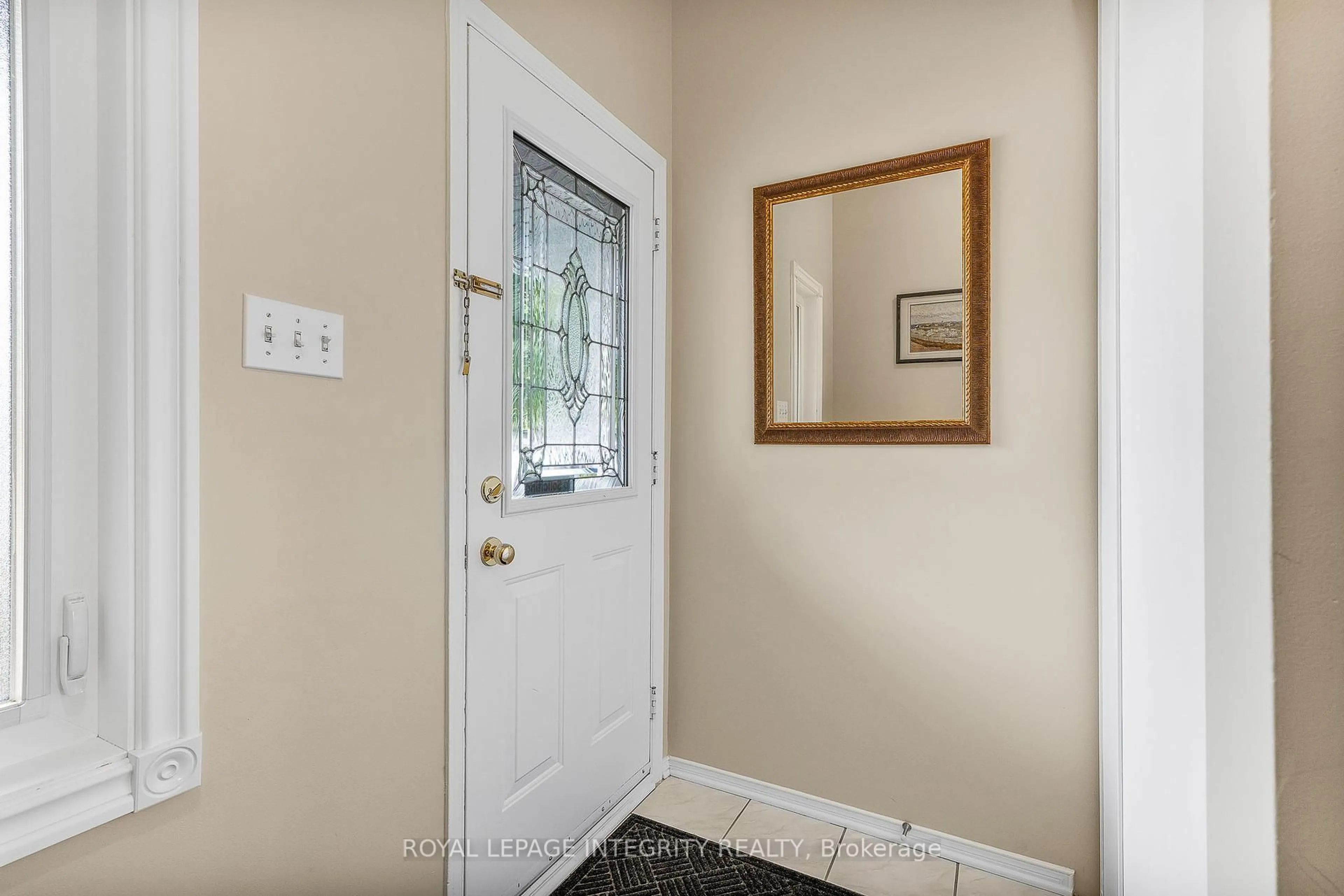 Indoor entryway for 2053 Avenue O Ave, Ottawa Ontario K1G 0B1