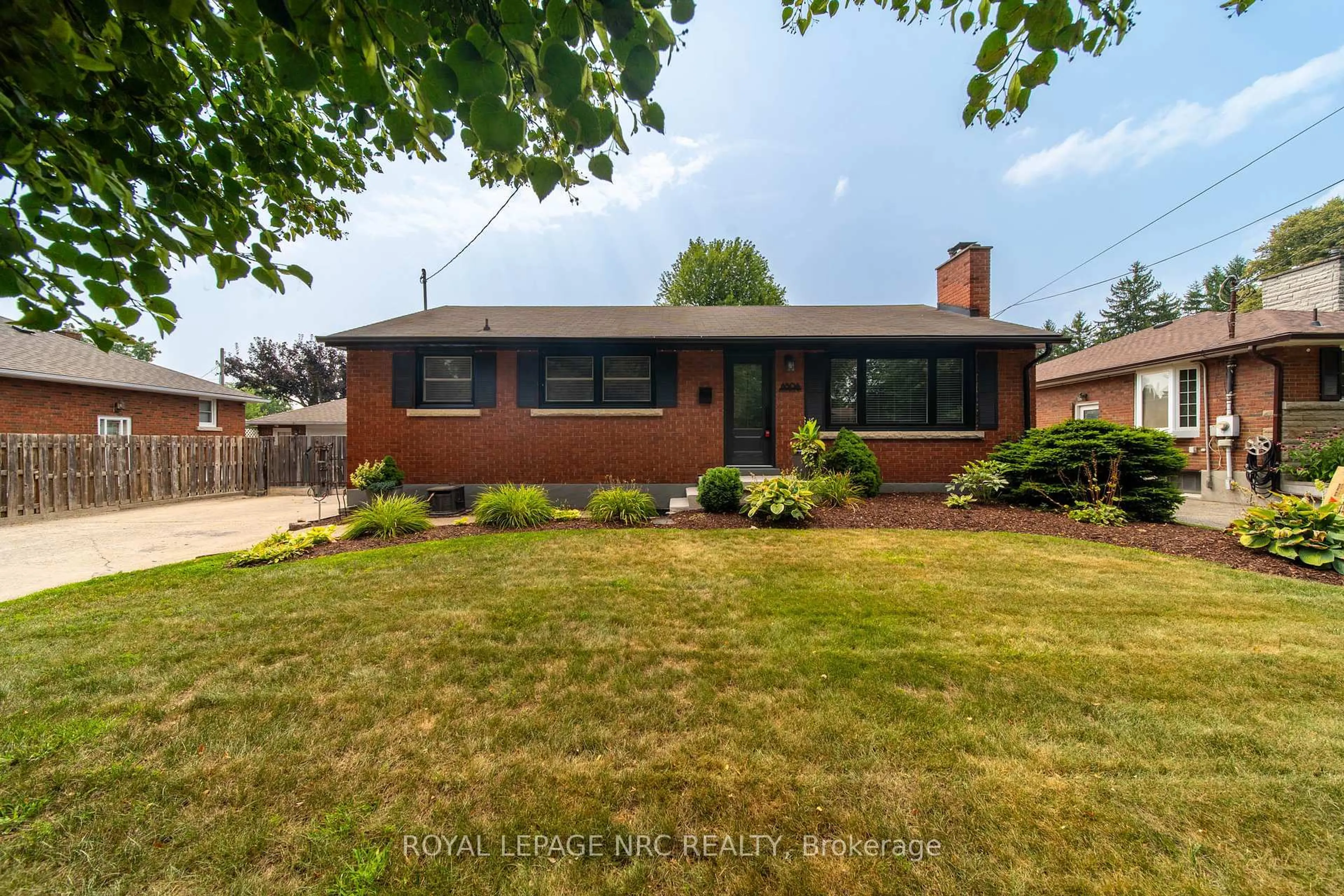 Home with brick exterior material, street for 6506 Russell St, Niagara Falls Ontario L2J 1P7