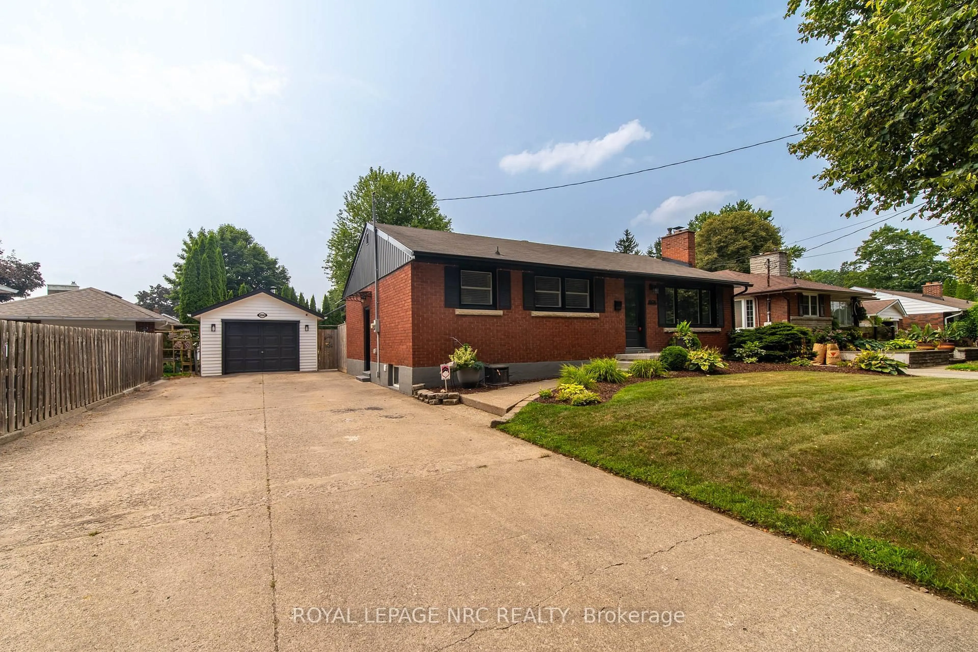 Home with brick exterior material, street for 6506 Russell St, Niagara Falls Ontario L2J 1P7