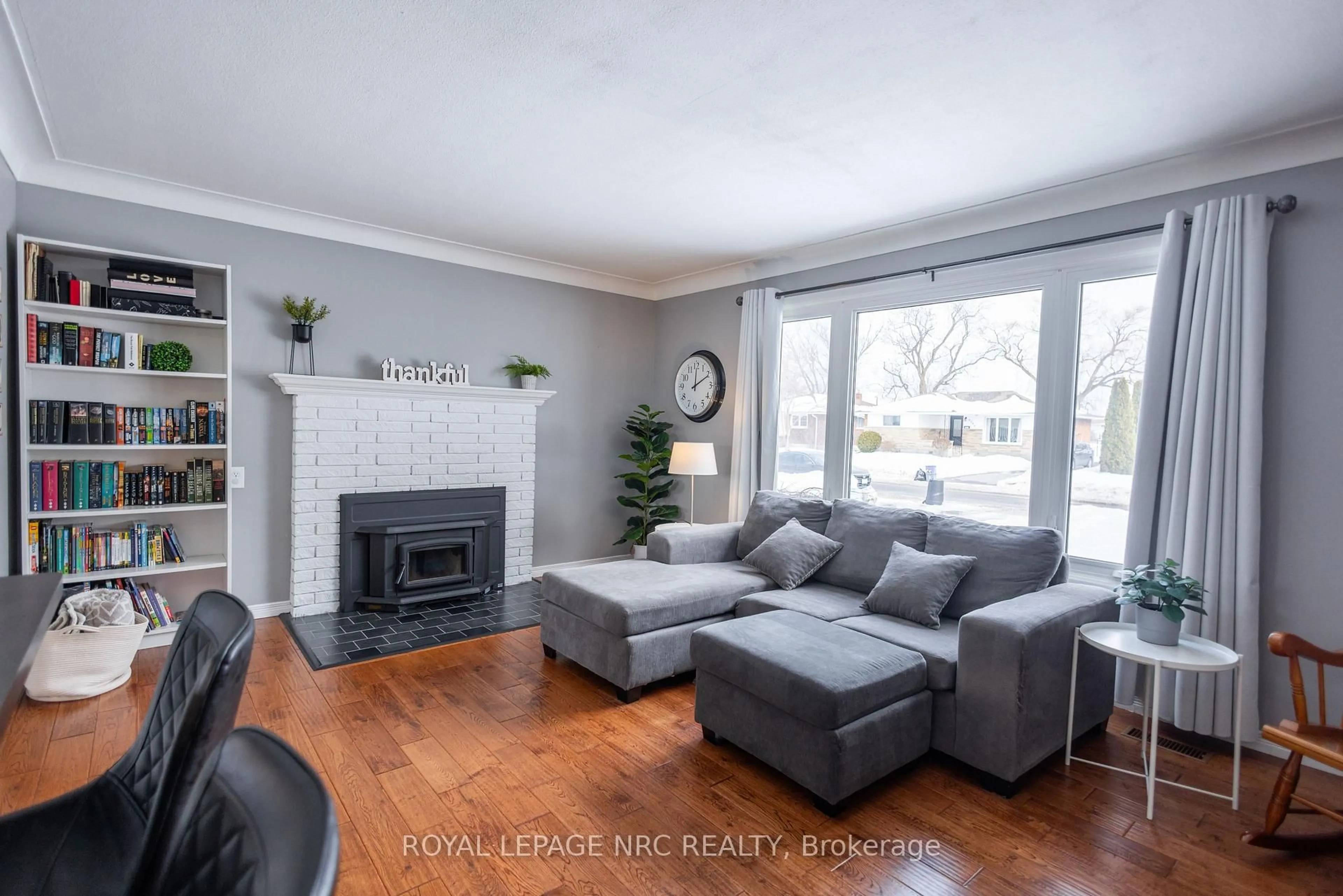 Living room with furniture, wood/laminate floor for 8599 Furlong Ave, Niagara Falls Ontario L2G 6W9