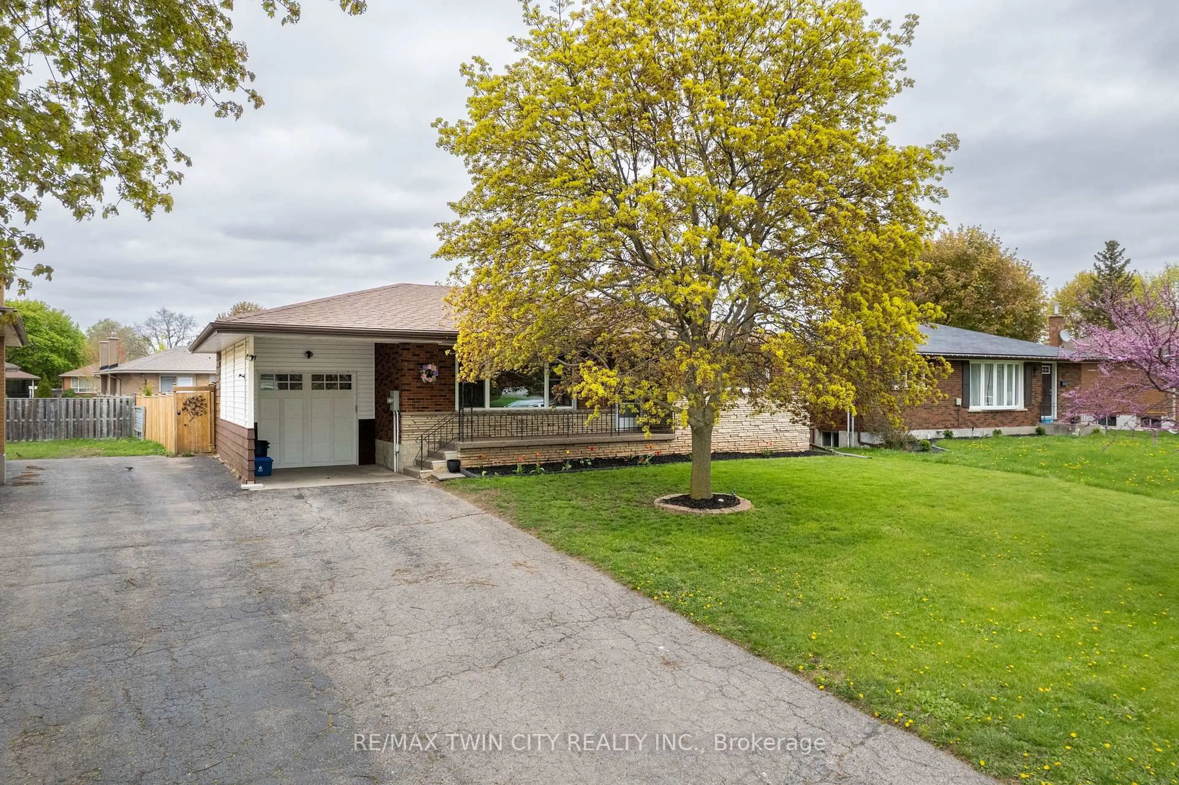 A pic from outside/outdoor area/front of a property/back of a property/a pic from drone, street for 8 Pembroke Ave, Brantford Ontario N3R 5B4