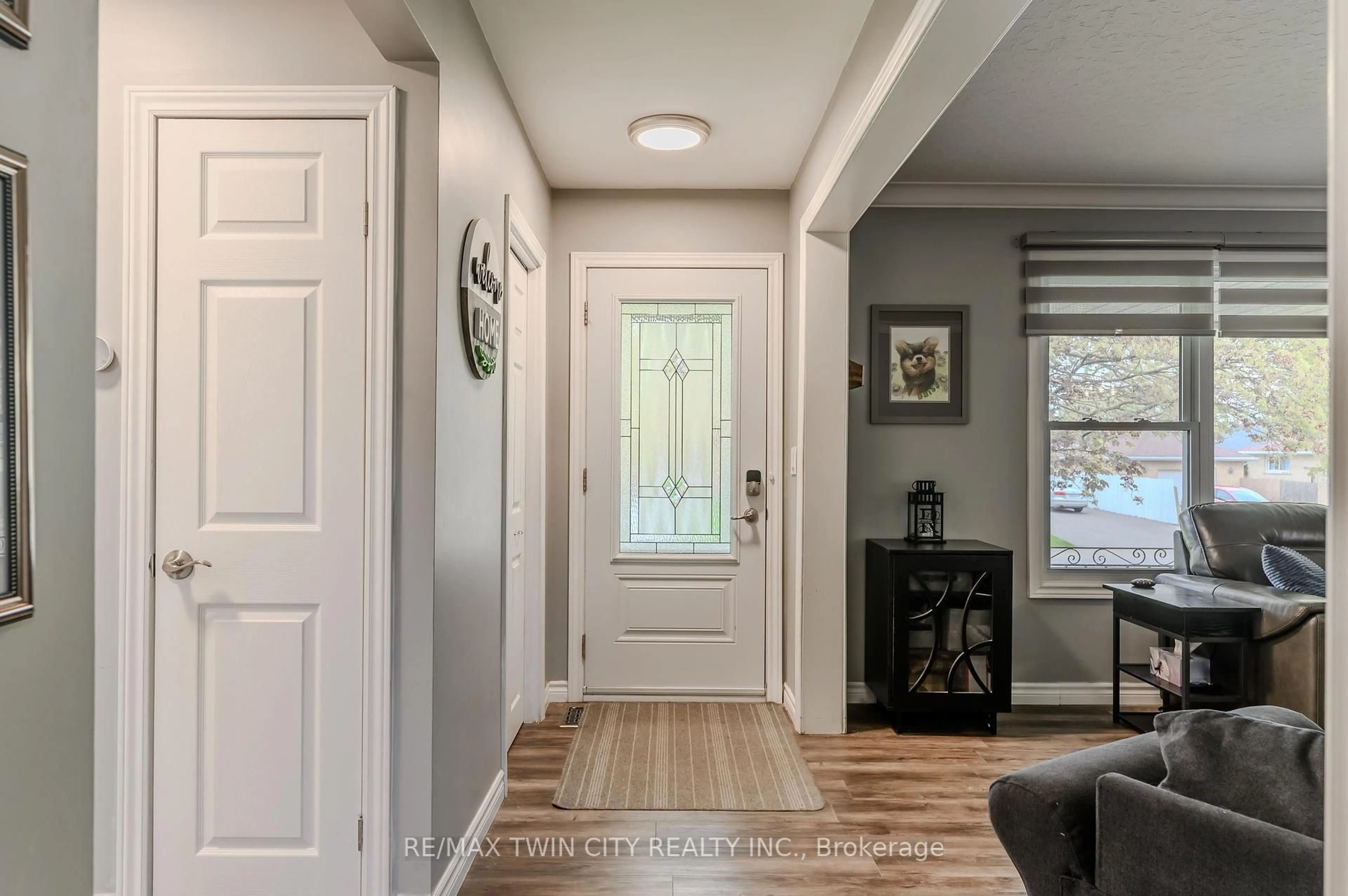 Indoor entryway for 8 Pembroke Ave, Brantford Ontario N3R 5B4
