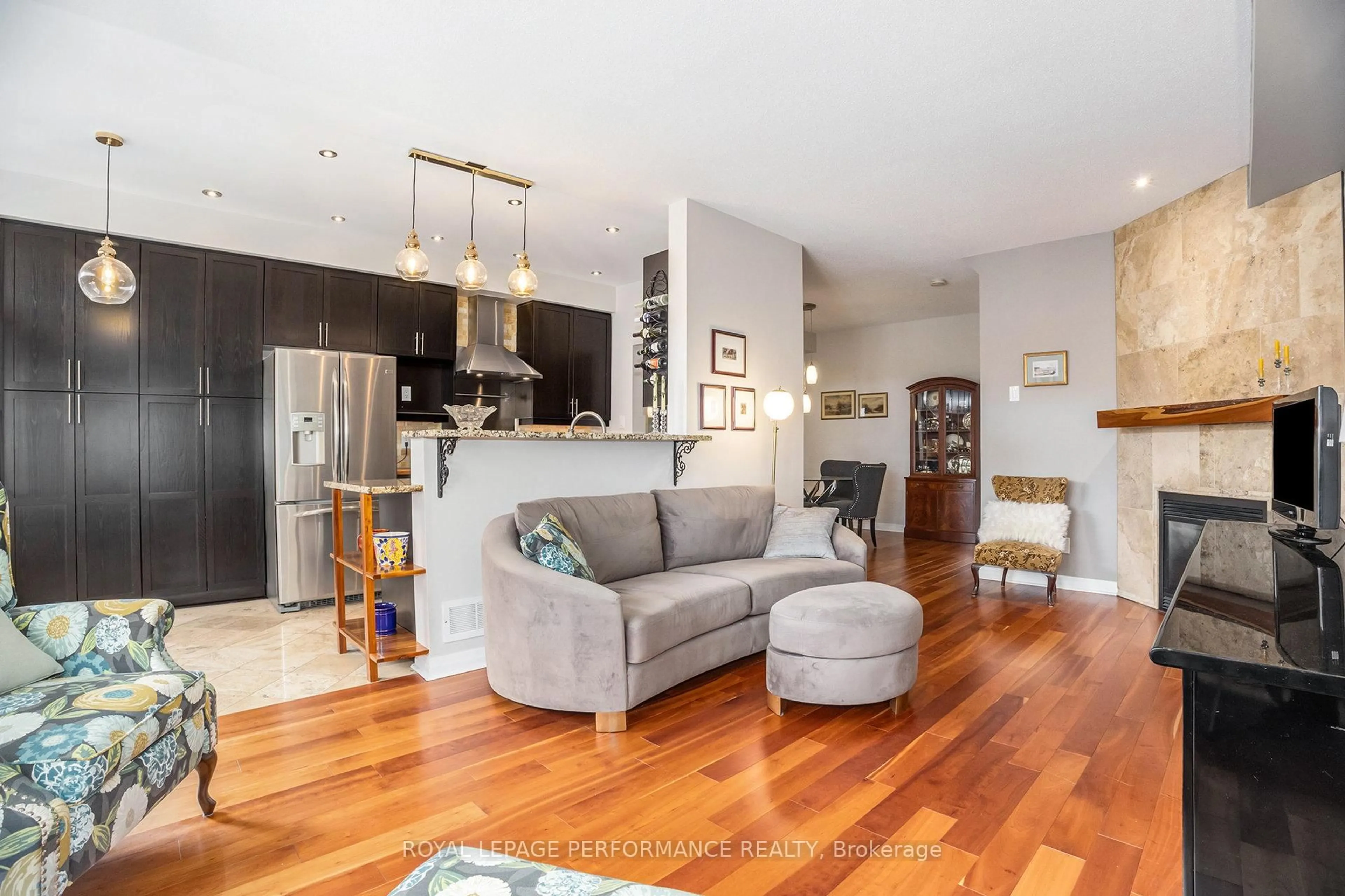 Living room with furniture, wood/laminate floor for 513 Knotridge St, Ottawa Ontario K1W 0C5