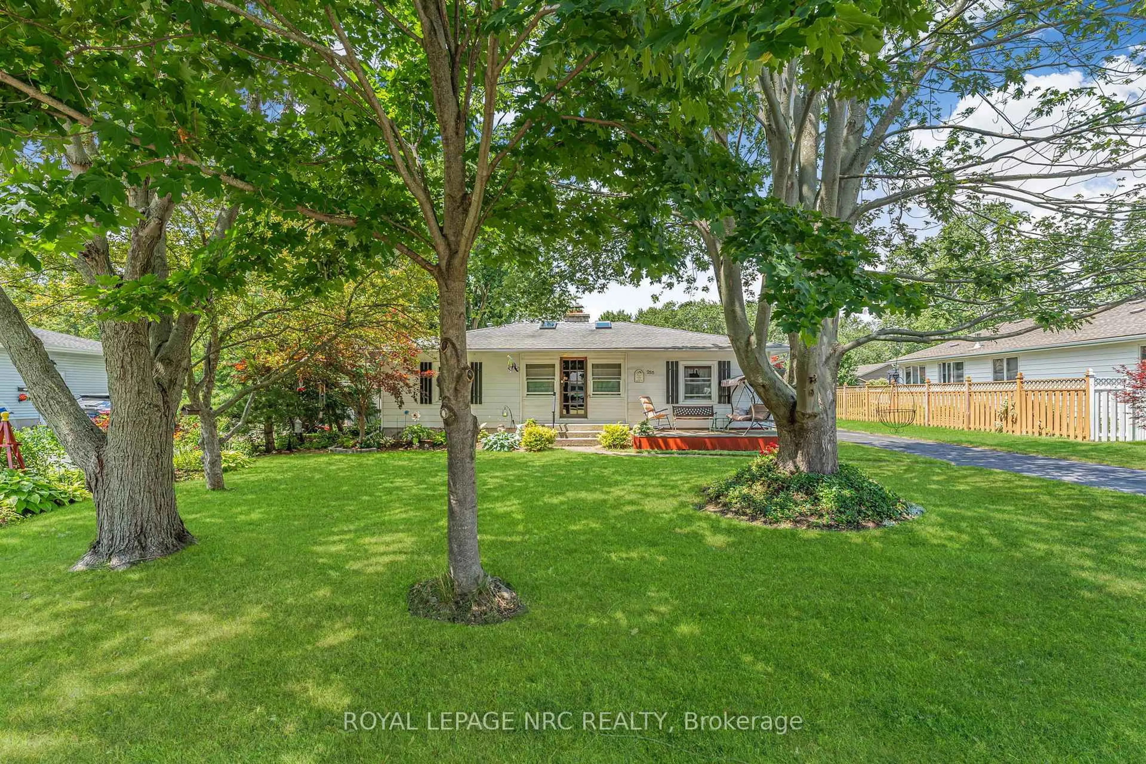 A pic from outside/outdoor area/front of a property/back of a property/a pic from drone, street for 255 Cherryhill Blvd, Fort Erie Ontario L0S 1B0