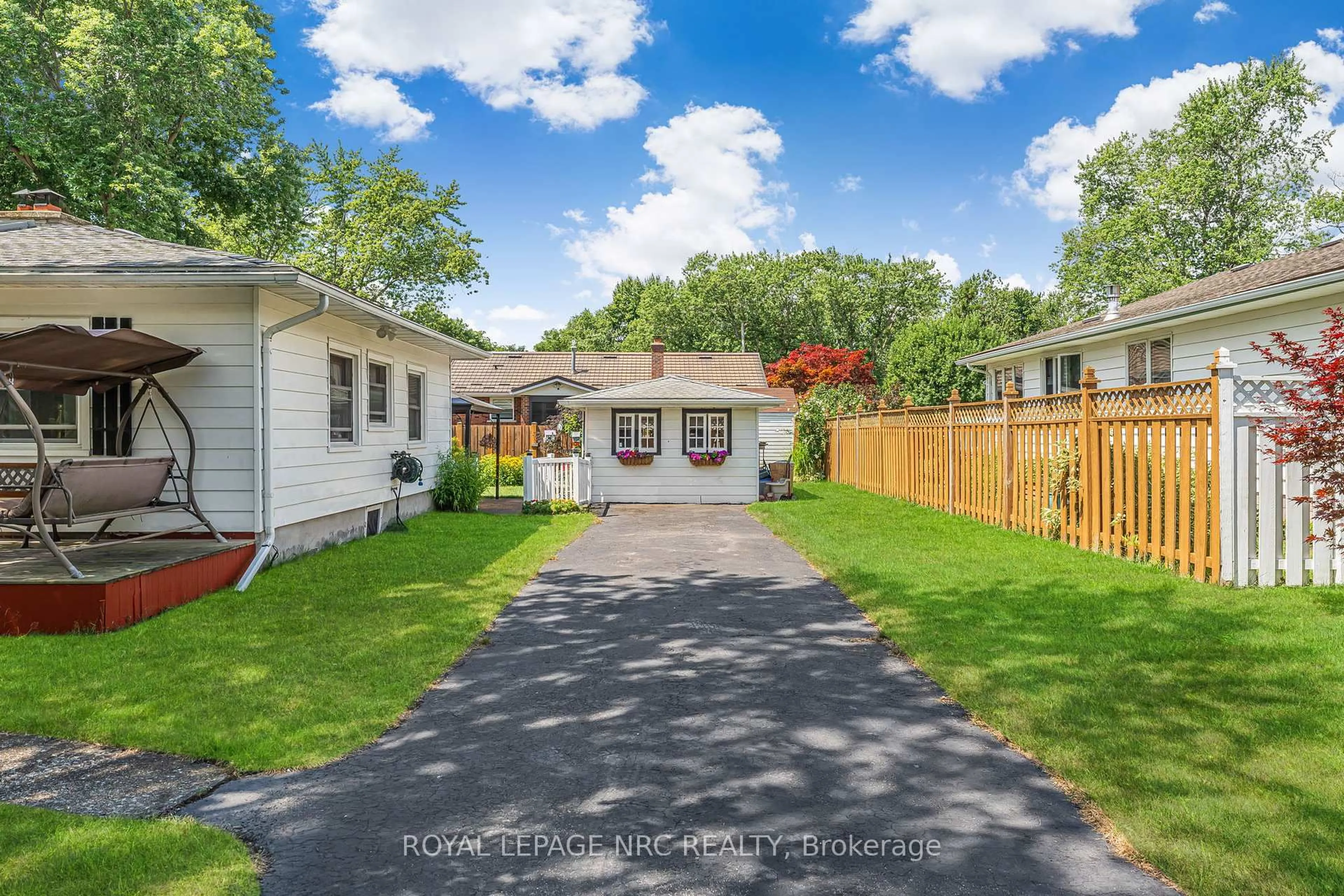 A pic from outside/outdoor area/front of a property/back of a property/a pic from drone, street for 255 Cherryhill Blvd, Fort Erie Ontario L0S 1B0