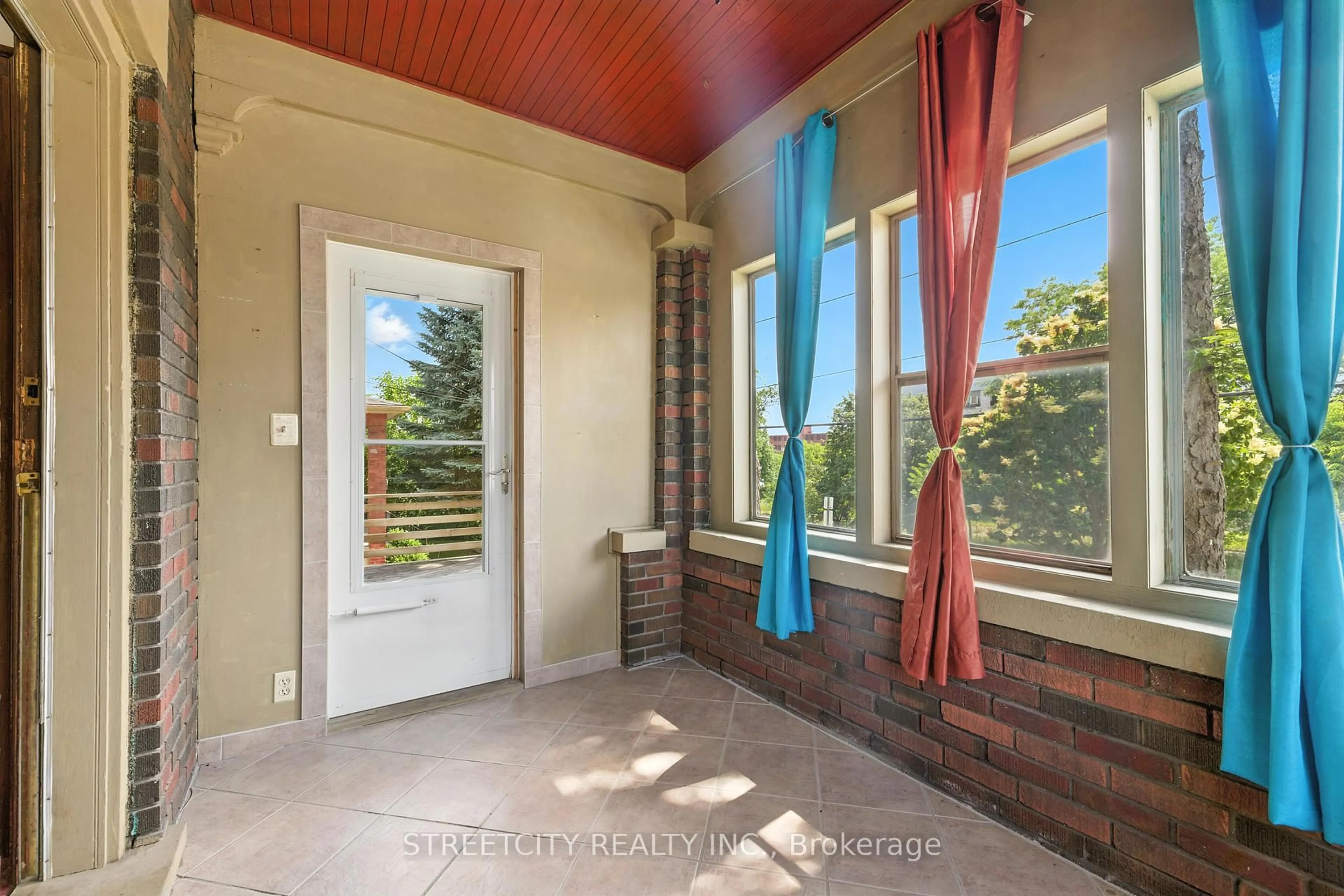 Indoor entryway for 418 Ashland Ave, London East Ontario N5W 4G3