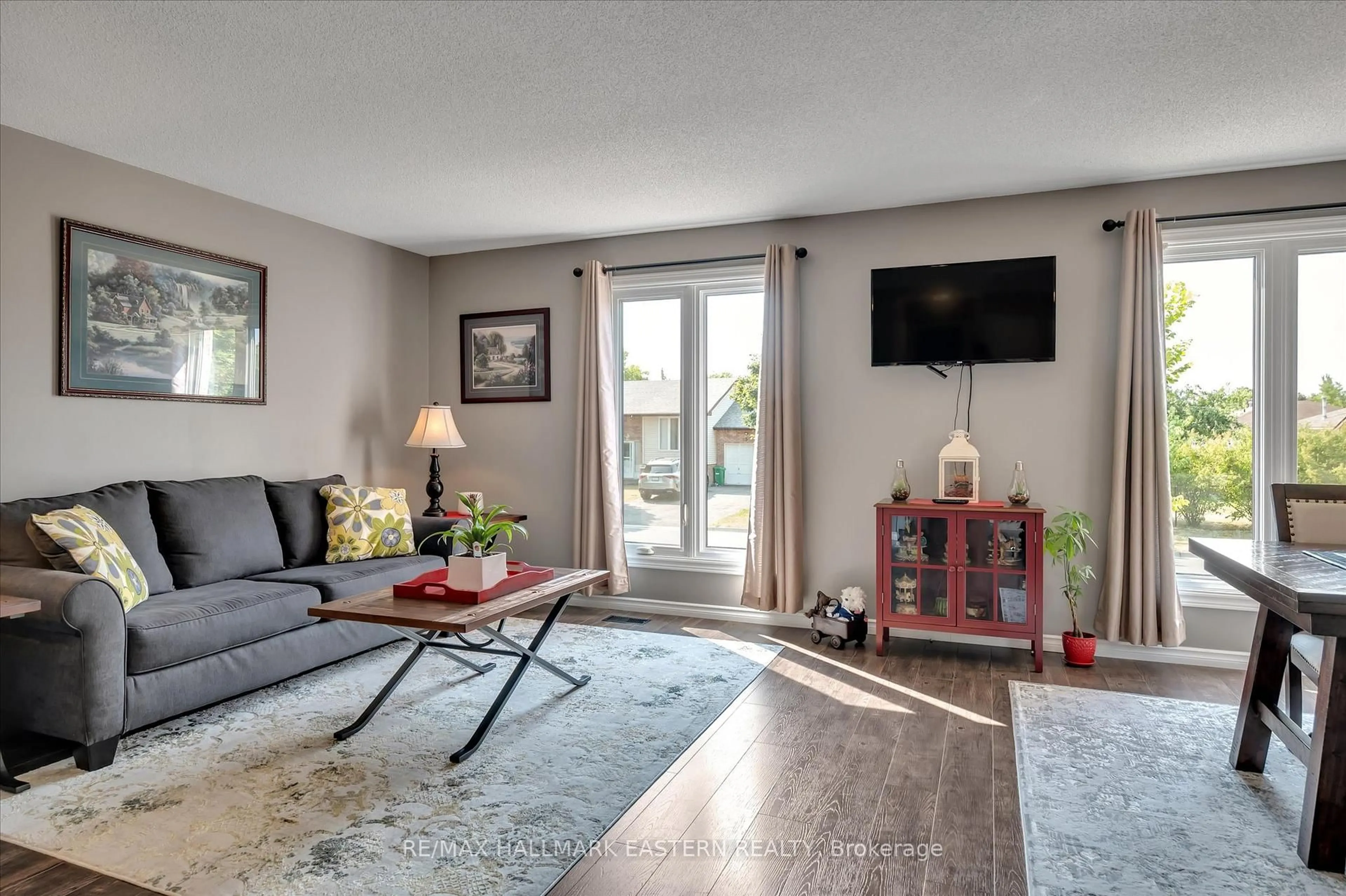 Living room with furniture, unknown for 2574 Foxmeadow Rd, Peterborough East Ontario K9L 1X2