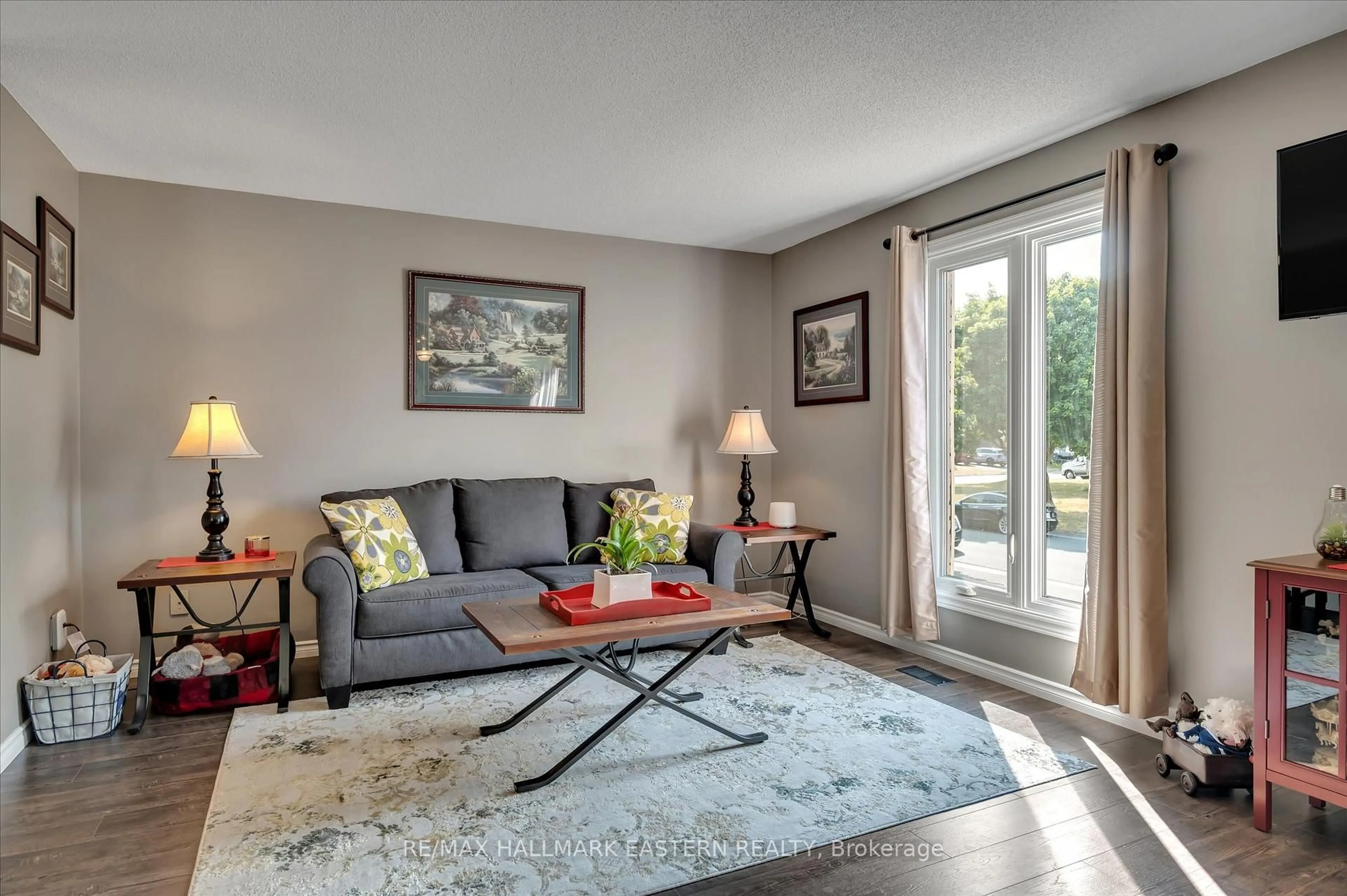 Living room with furniture, unknown for 2574 Foxmeadow Rd, Peterborough East Ontario K9L 1X2