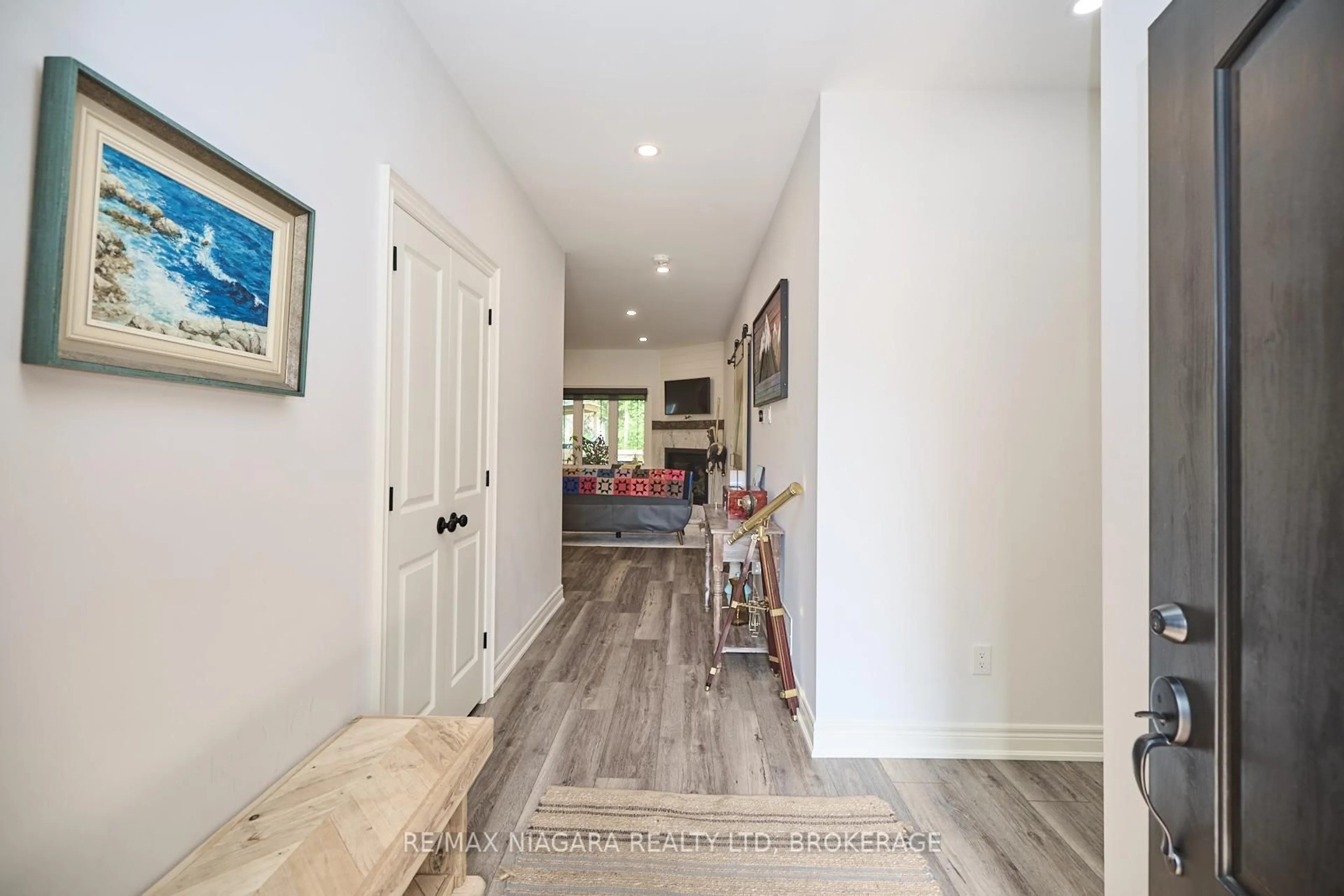 Indoor entryway for 201 Pleasant Ave, Fort Erie Ontario L0S 1N0