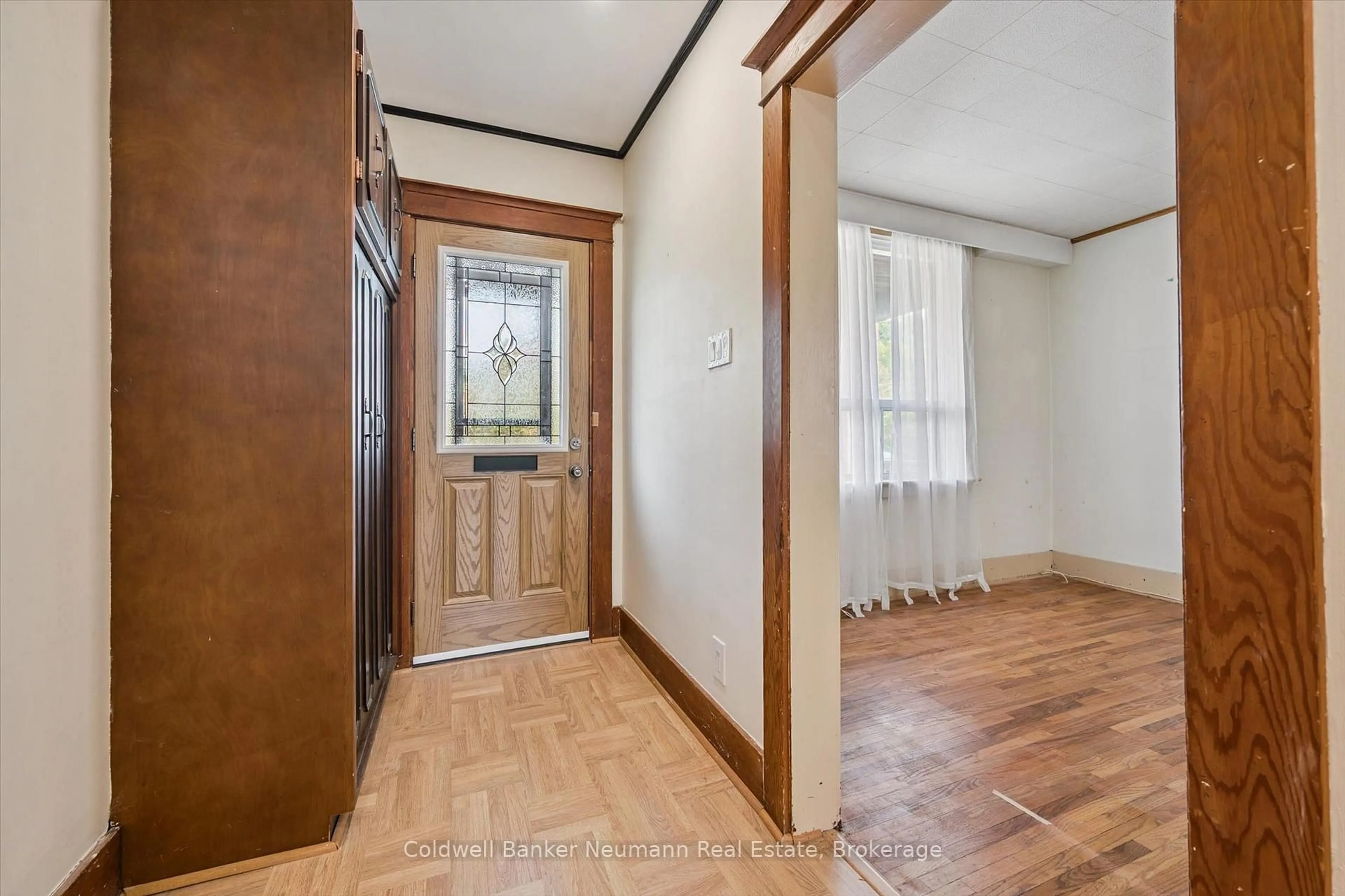 Indoor foyer for 336 Paisley Rd, Guelph Ontario N1H 2P9