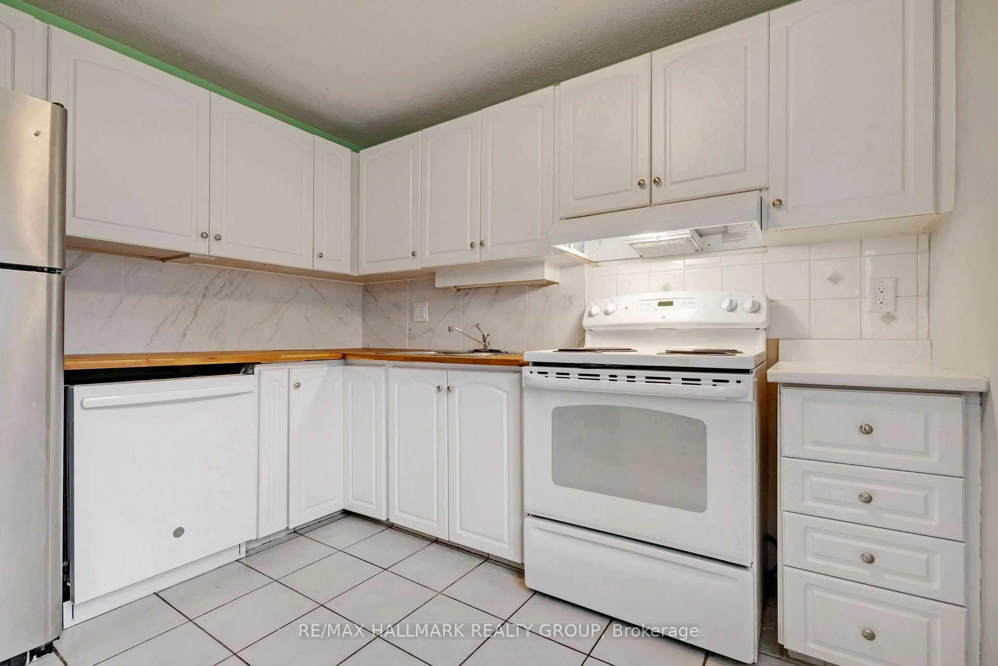 Standard kitchen, unknown for 12F Larkshire Lane, Ottawa Ontario K2J 1Y6