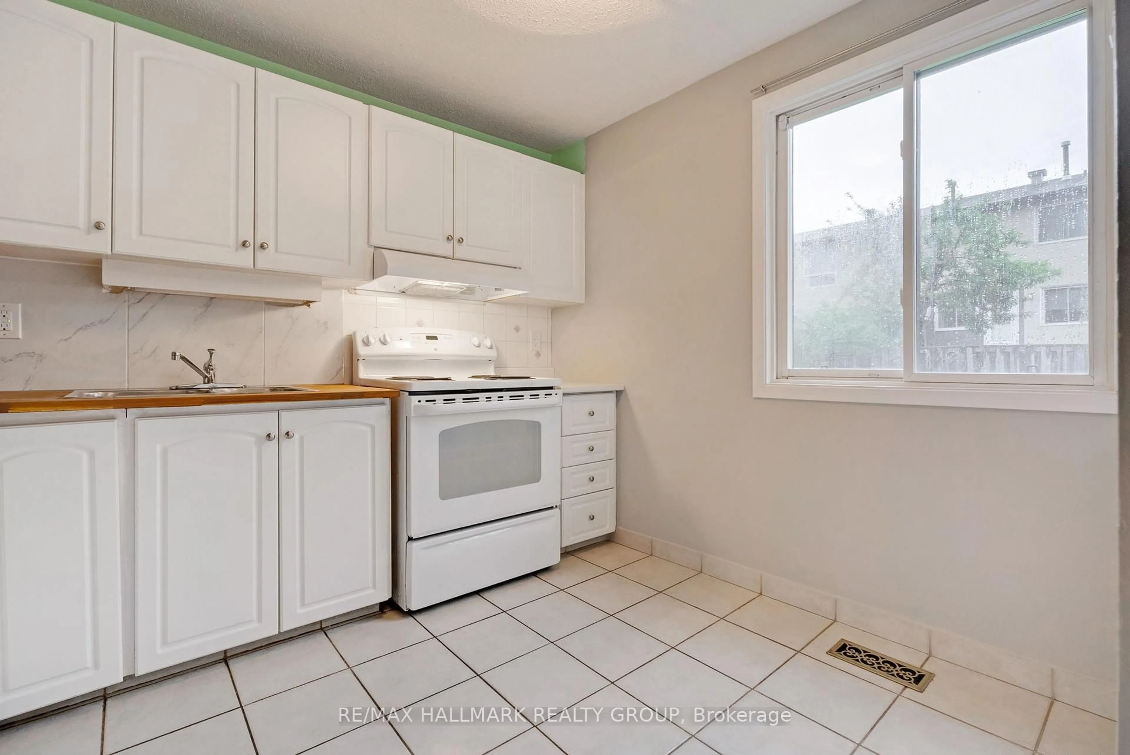 Standard kitchen, unknown for 12F Larkshire Lane, Ottawa Ontario K2J 1Y6
