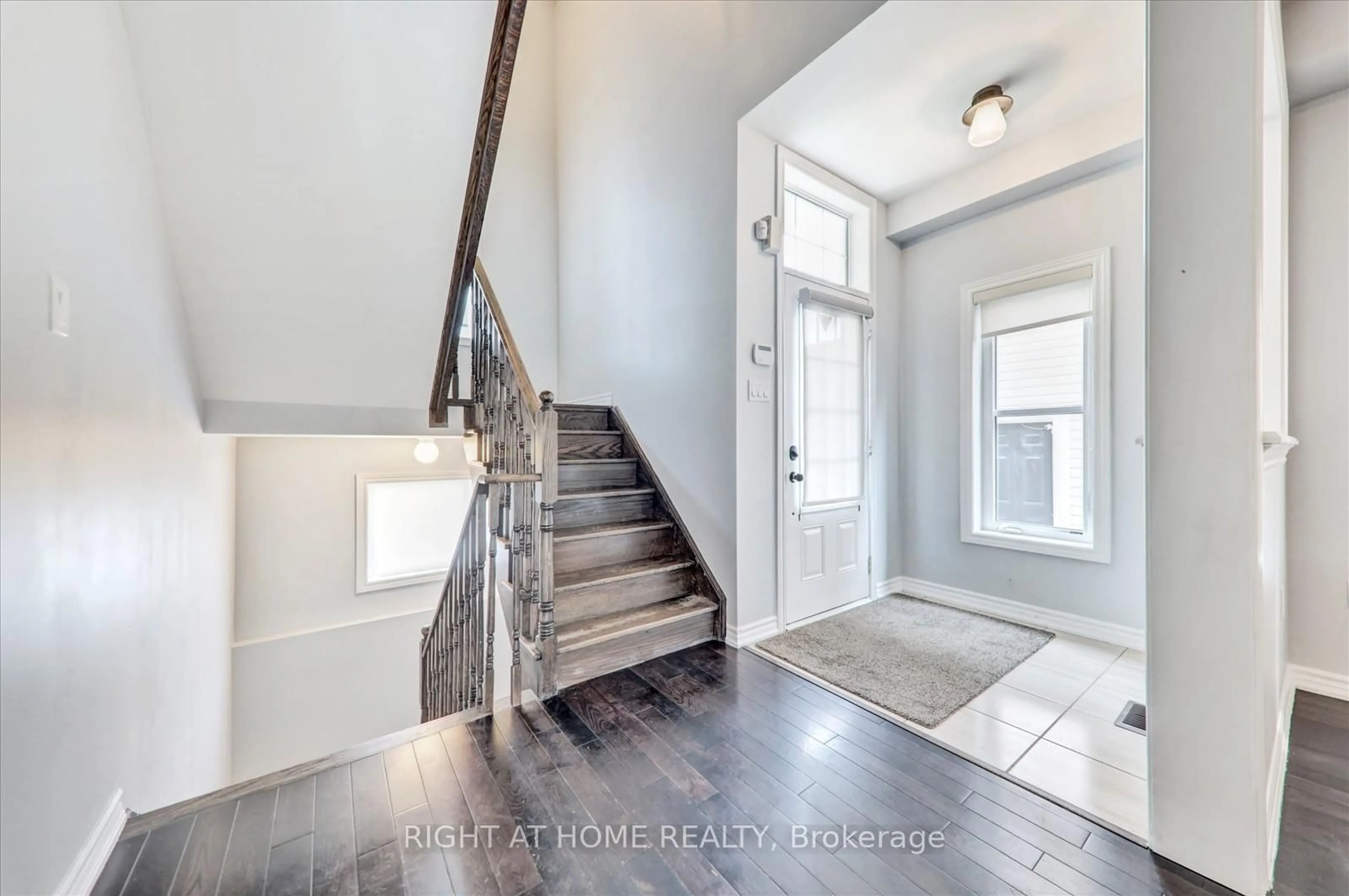 Indoor entryway for 172 Morden Dr, Shelburne Ontario L9V 3S4
