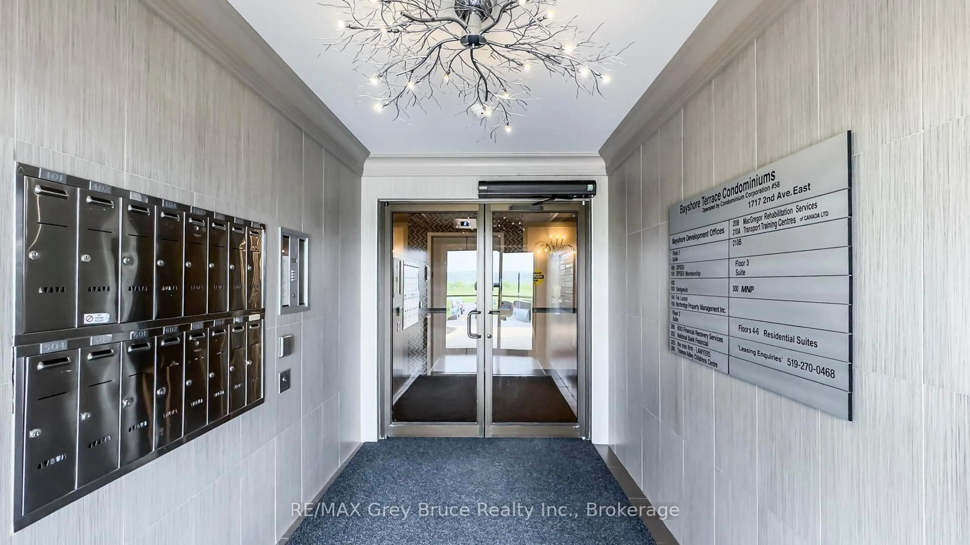 Indoor foyer for 1717 2nd Ave #502, Owen Sound Ontario N4K 6V4