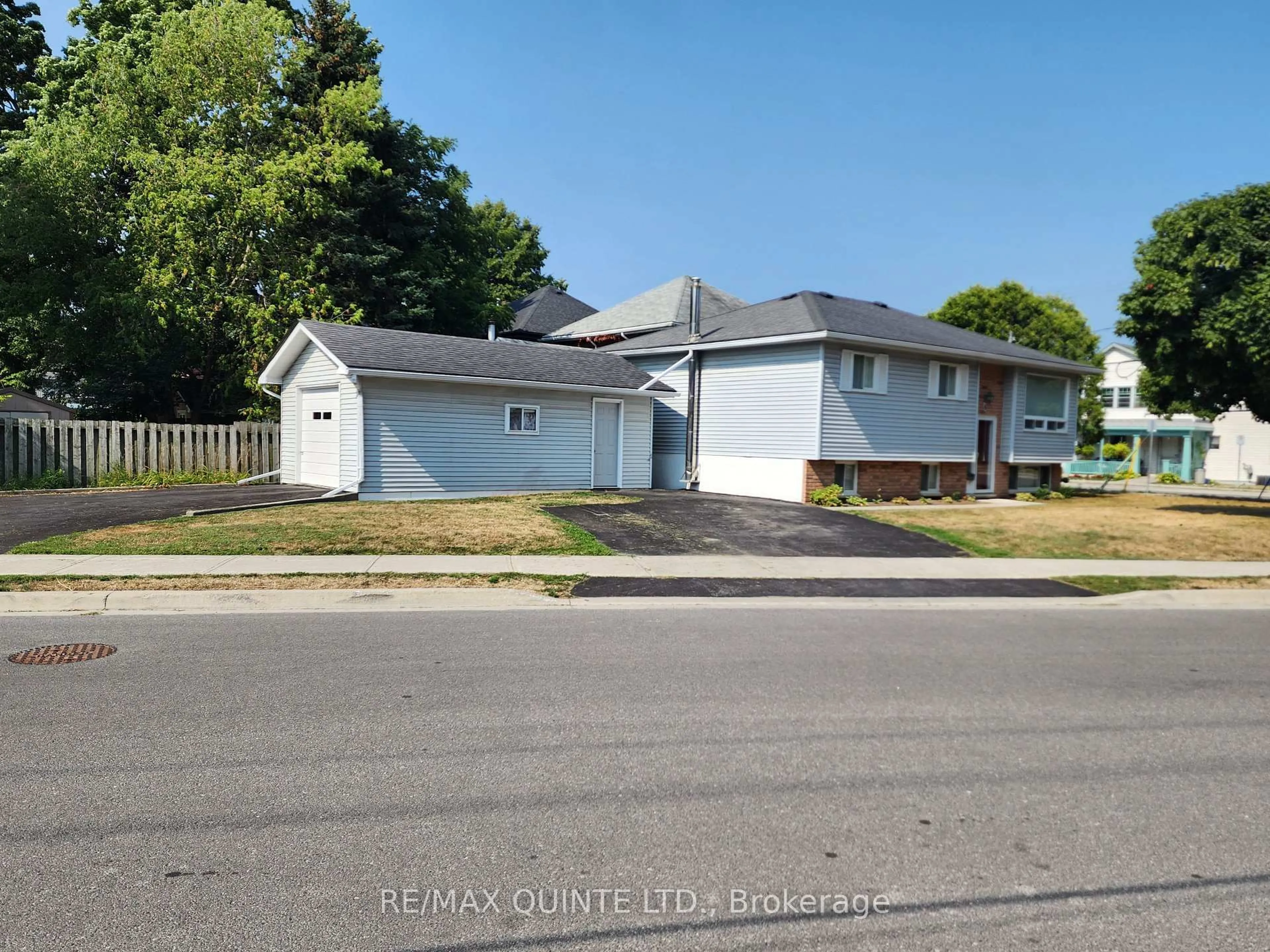 A pic from outside/outdoor area/front of a property/back of a property/a pic from drone, street for 8 Park St, Belleville Ontario K8P 2W9