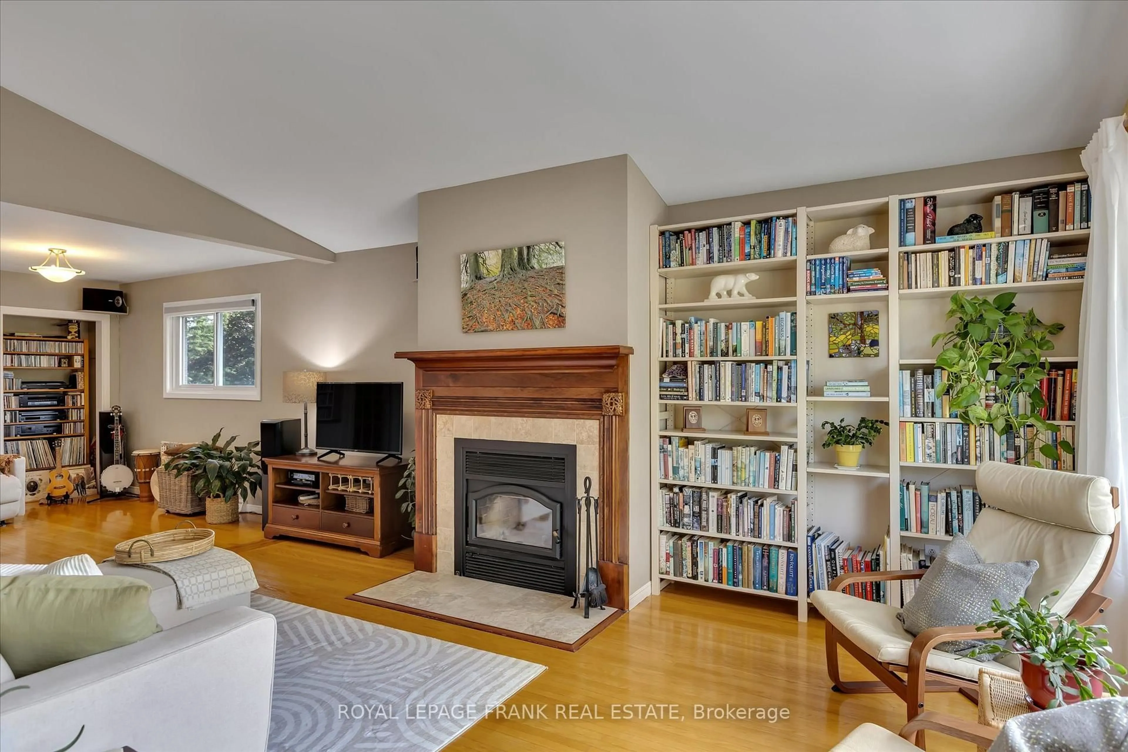 Living room with furniture, unknown for 1289 Algonquin Blvd, Peterborough North Ontario K9H 6N1