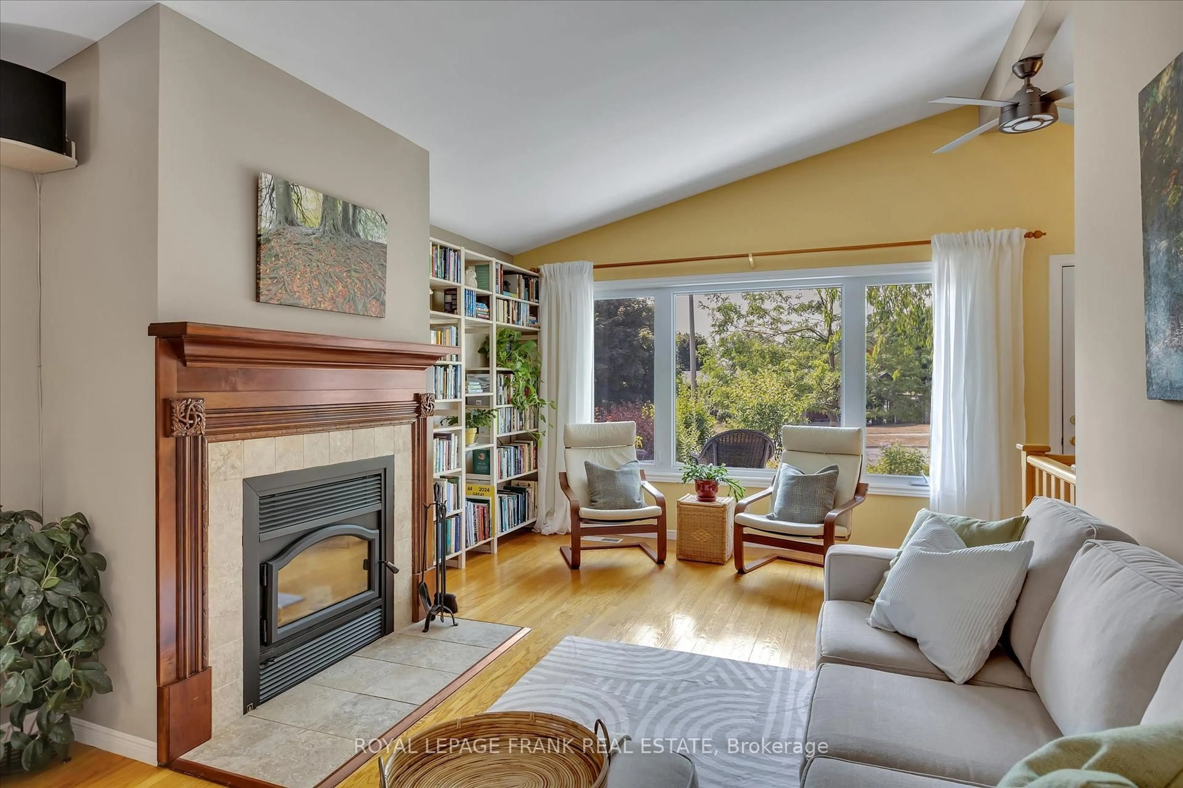 Living room with furniture, unknown for 1289 Algonquin Blvd, Peterborough North Ontario K9H 6N1