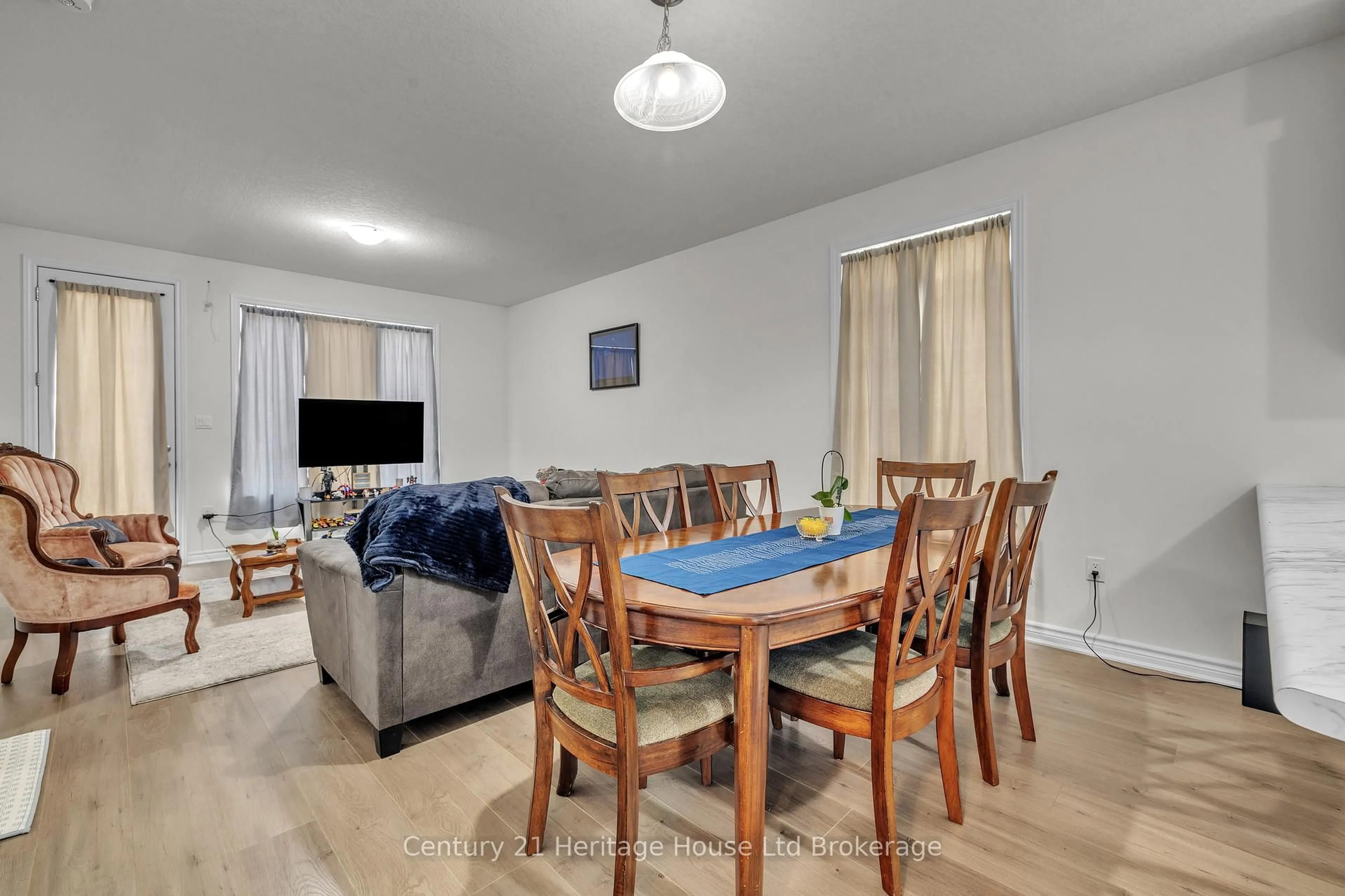 Living room with furniture, wood/laminate floor for 24 HARWOOD St, Tillsonburg Ontario N4G 0J8