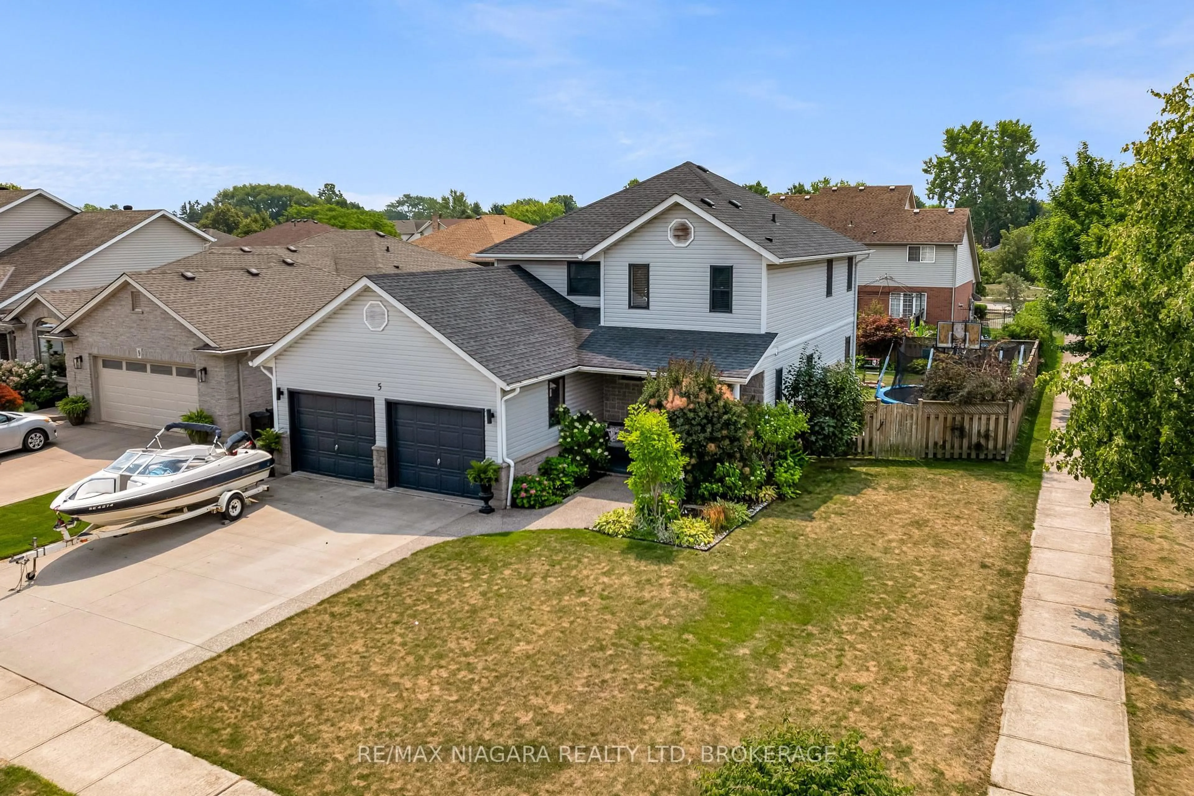 A pic from outside/outdoor area/front of a property/back of a property/a pic from drone, street for 5 Wellandvale Dr, Welland Ontario L3C 7G7