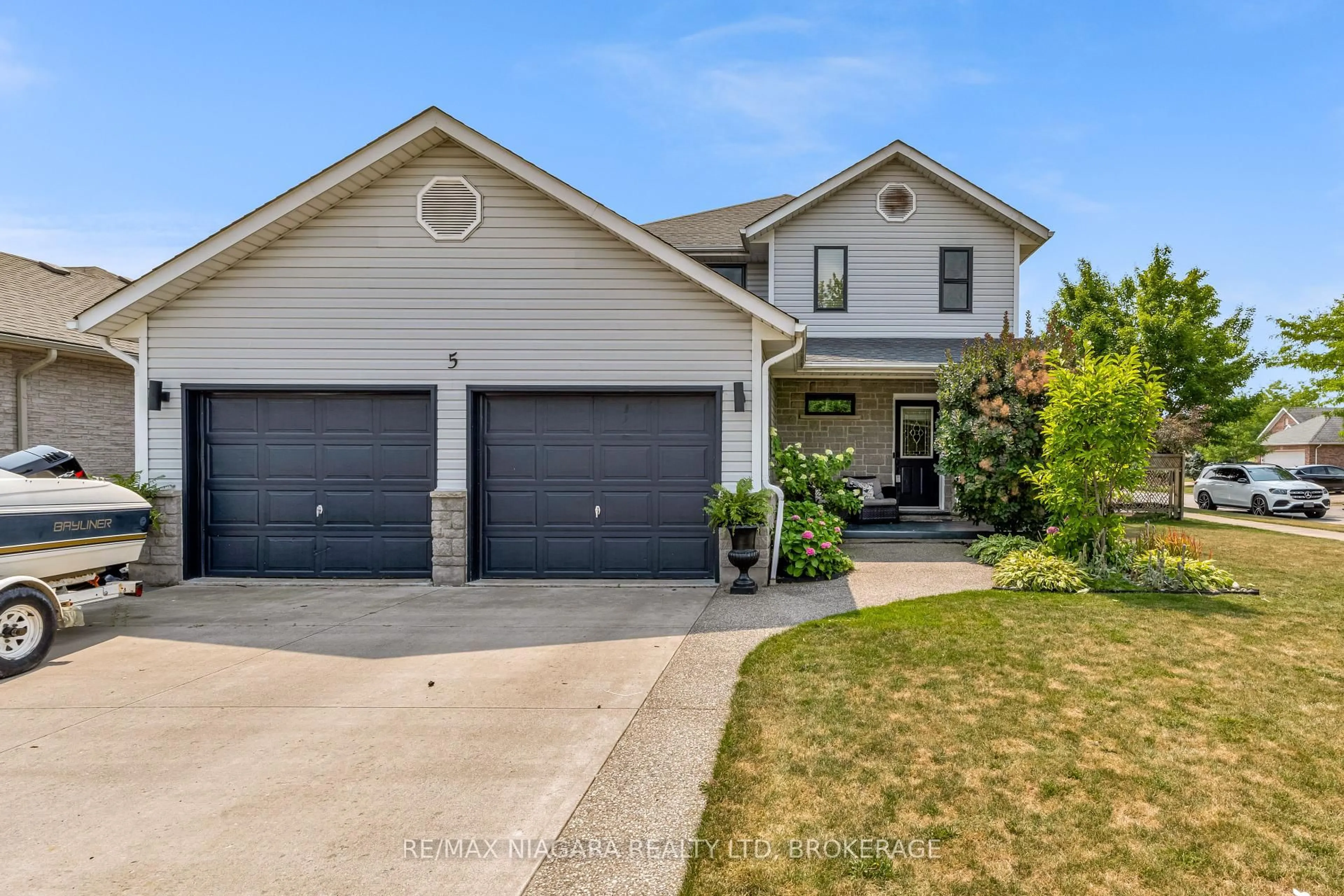 Home with vinyl exterior material, street for 5 Wellandvale Dr, Welland Ontario L3C 7G7
