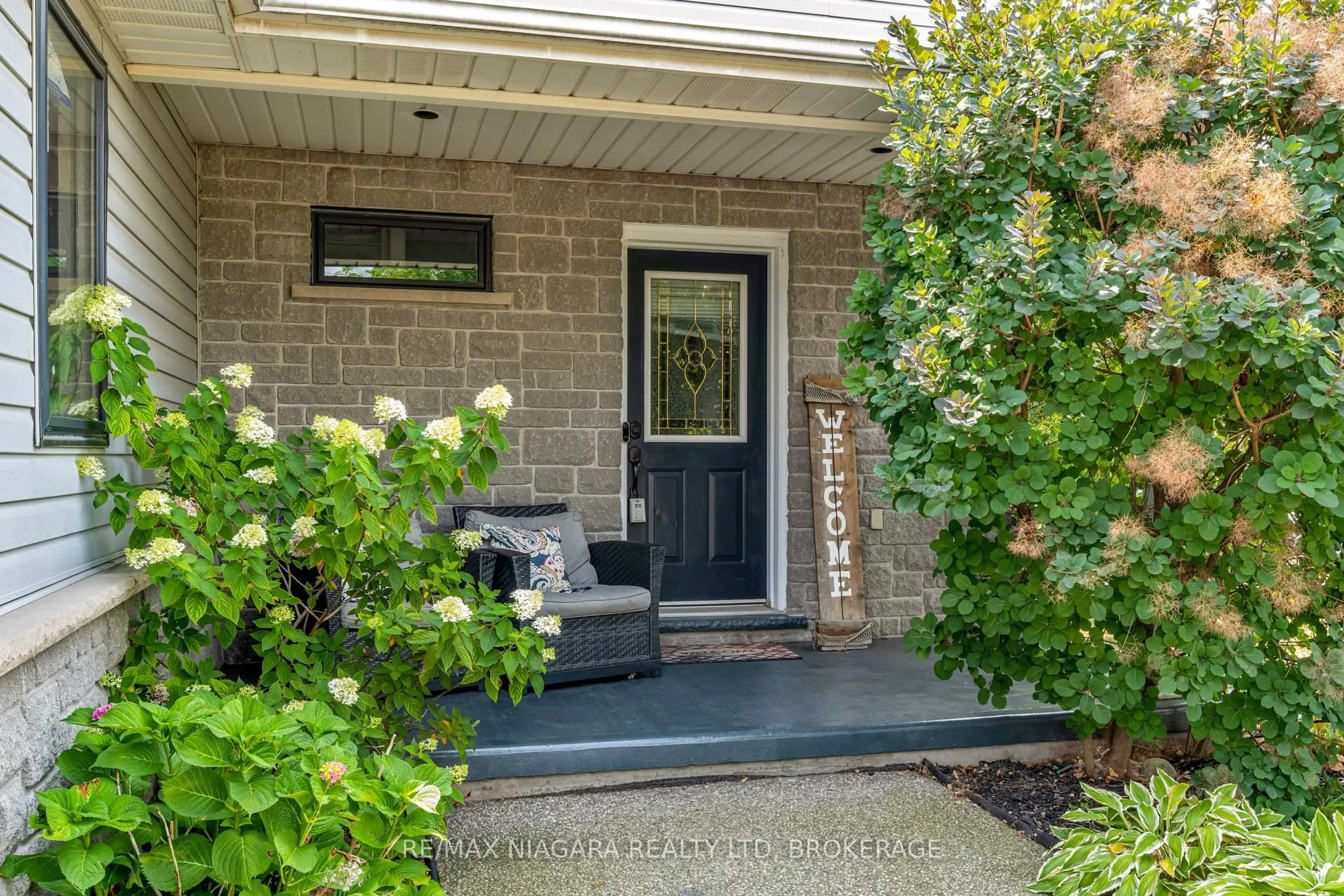Indoor entryway for 5 Wellandvale Dr, Welland Ontario L3C 7G7